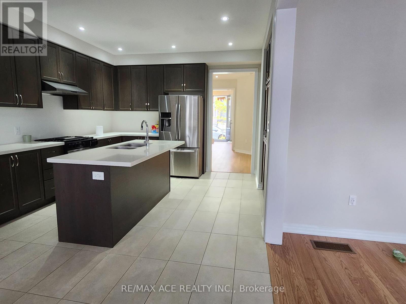 Main - 7 Northrop Avenue, Clarington (Newcastle), Ontario  L1B 0W6 - Photo 9 - E12402819