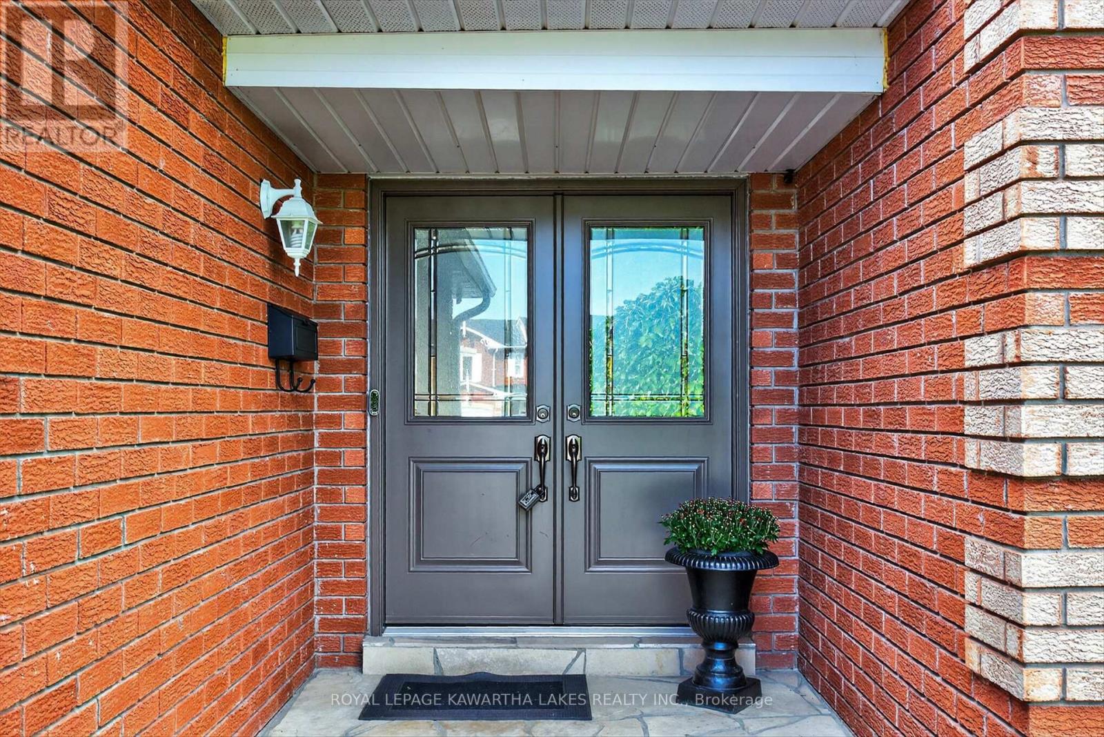 29 Flavelle Crescent, Kawartha Lakes (Lindsay), Ontario  K9V 6E3 - Photo 2 - X12403062