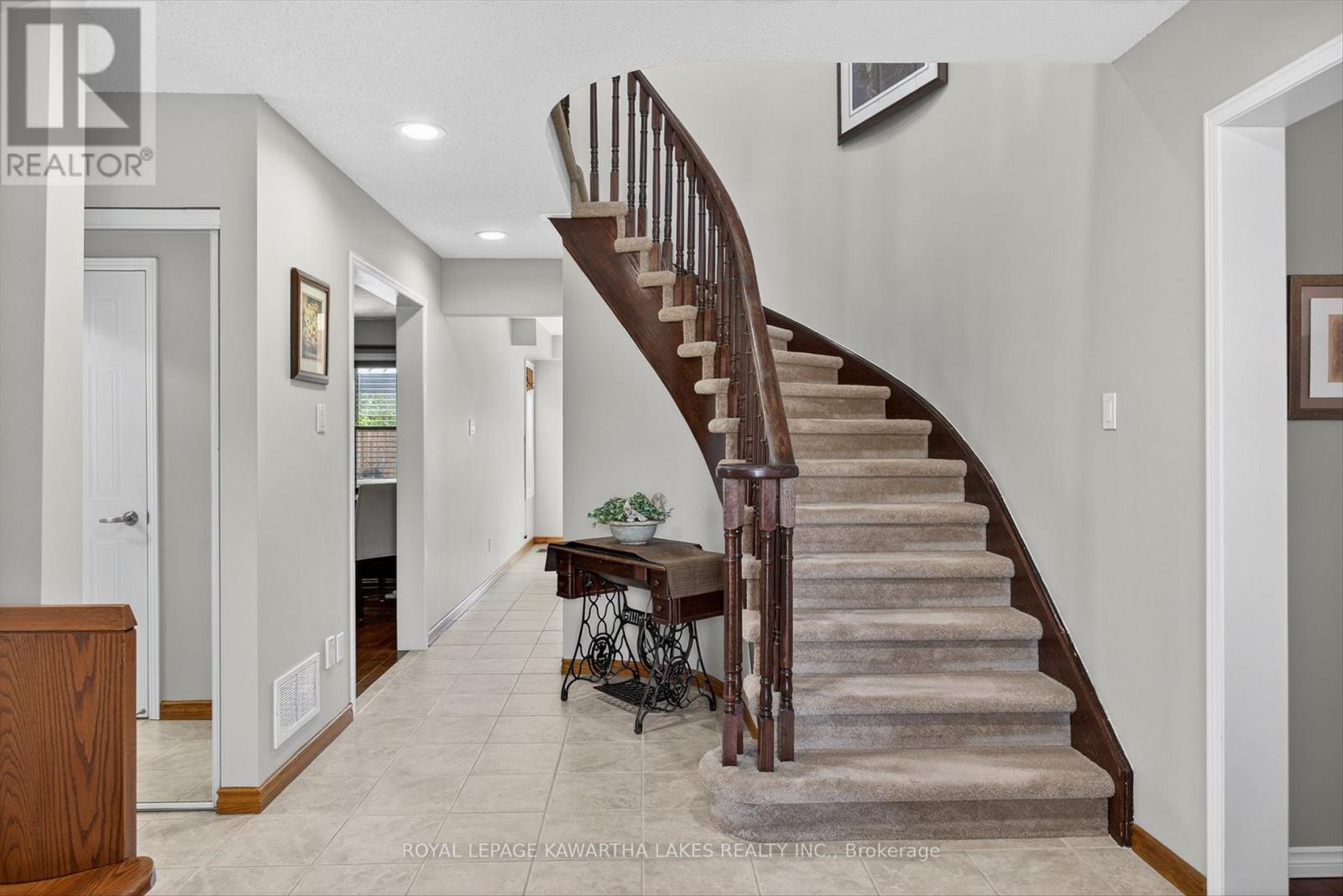 29 Flavelle Crescent, Kawartha Lakes (Lindsay), Ontario  K9V 6E3 - Photo 4 - X12403062