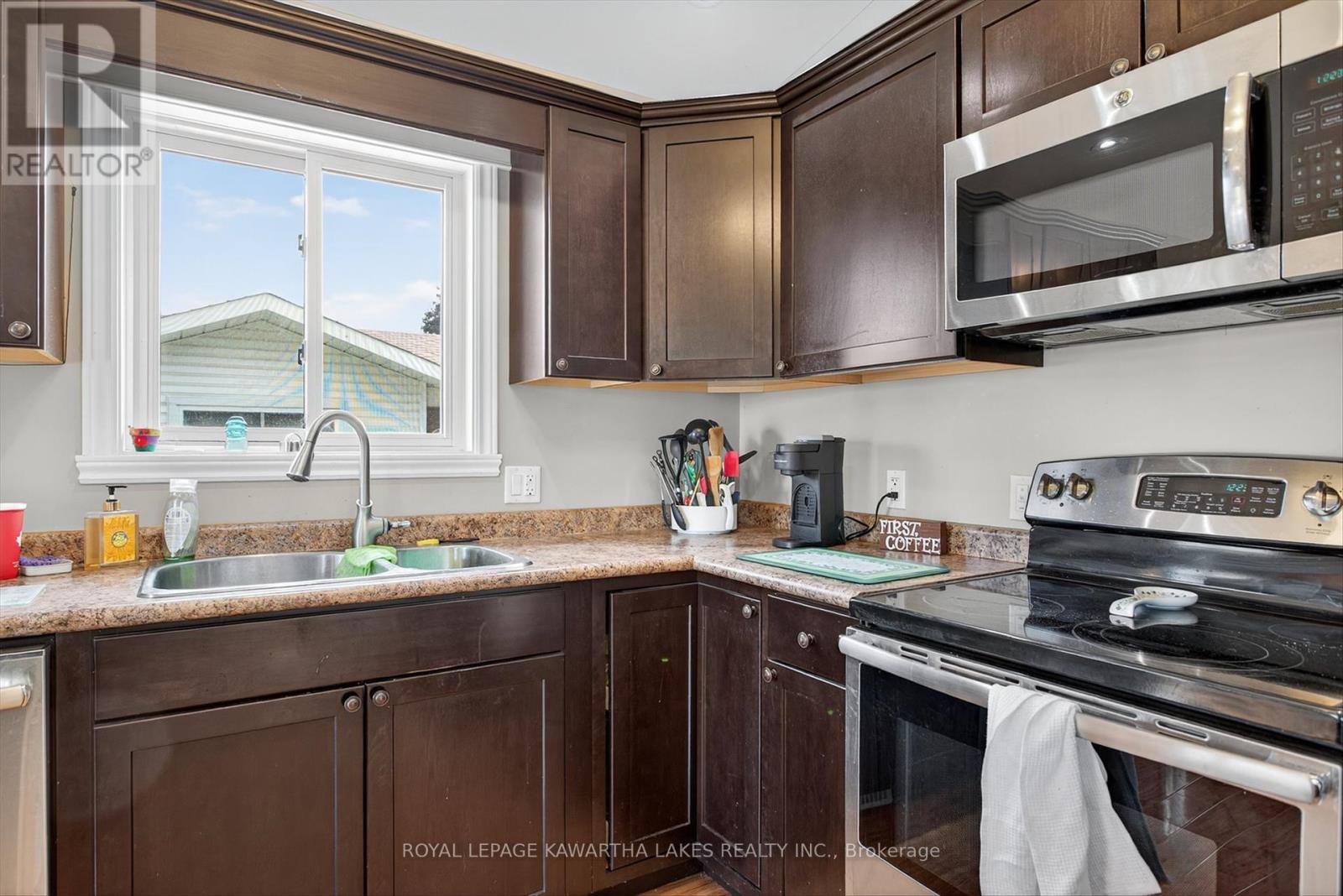 21 Hillside Drive, Kawartha Lakes (Lindsay), Ontario  K9V 1A3 - Photo 13 - X12403064