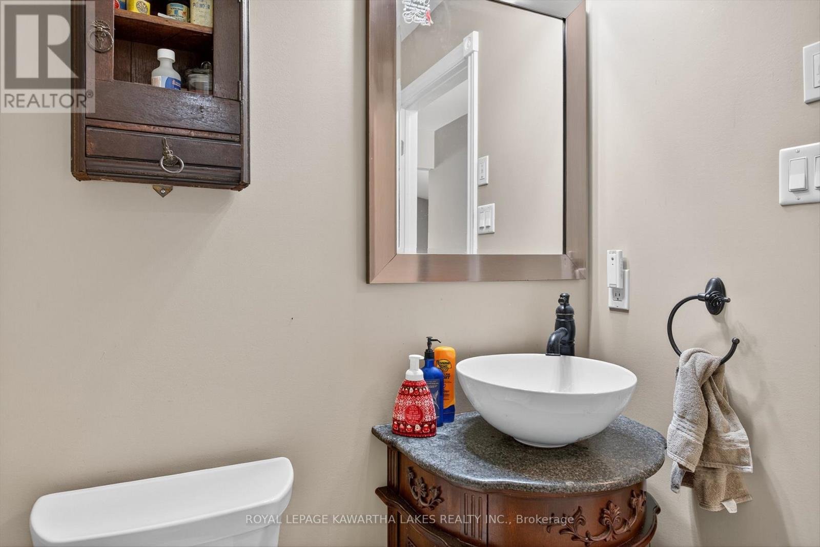 21 Hillside Drive, Kawartha Lakes (Lindsay), Ontario  K9V 1A3 - Photo 17 - X12403064