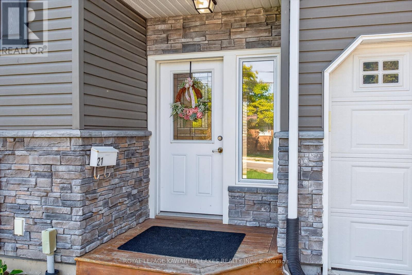 21 Hillside Drive, Kawartha Lakes (Lindsay), Ontario  K9V 1A3 - Photo 4 - X12403064