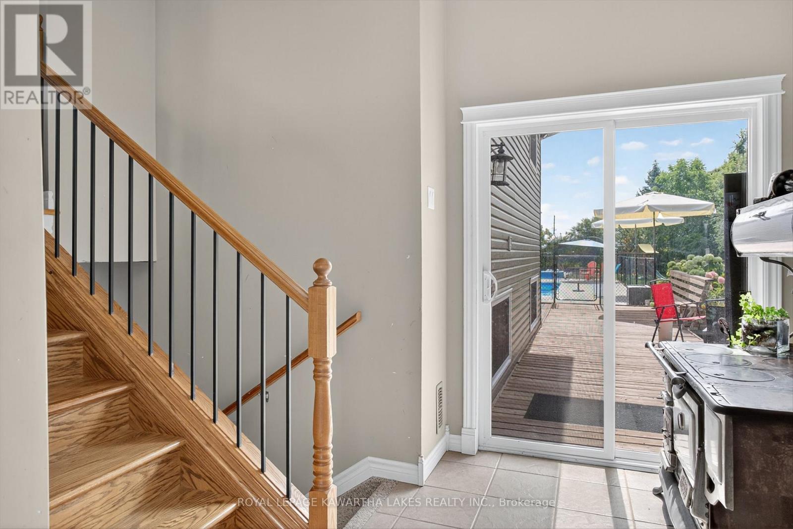 21 Hillside Drive, Kawartha Lakes (Lindsay), Ontario  K9V 1A3 - Photo 6 - X12403064