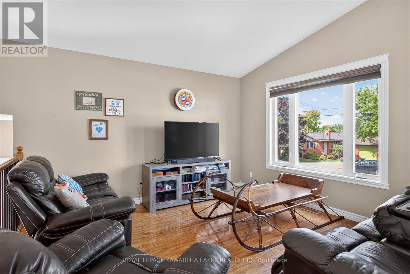 21 Hillside Drive, Kawartha Lakes (Lindsay), Ontario  K9V 1A3 - Photo 8 - X12403064