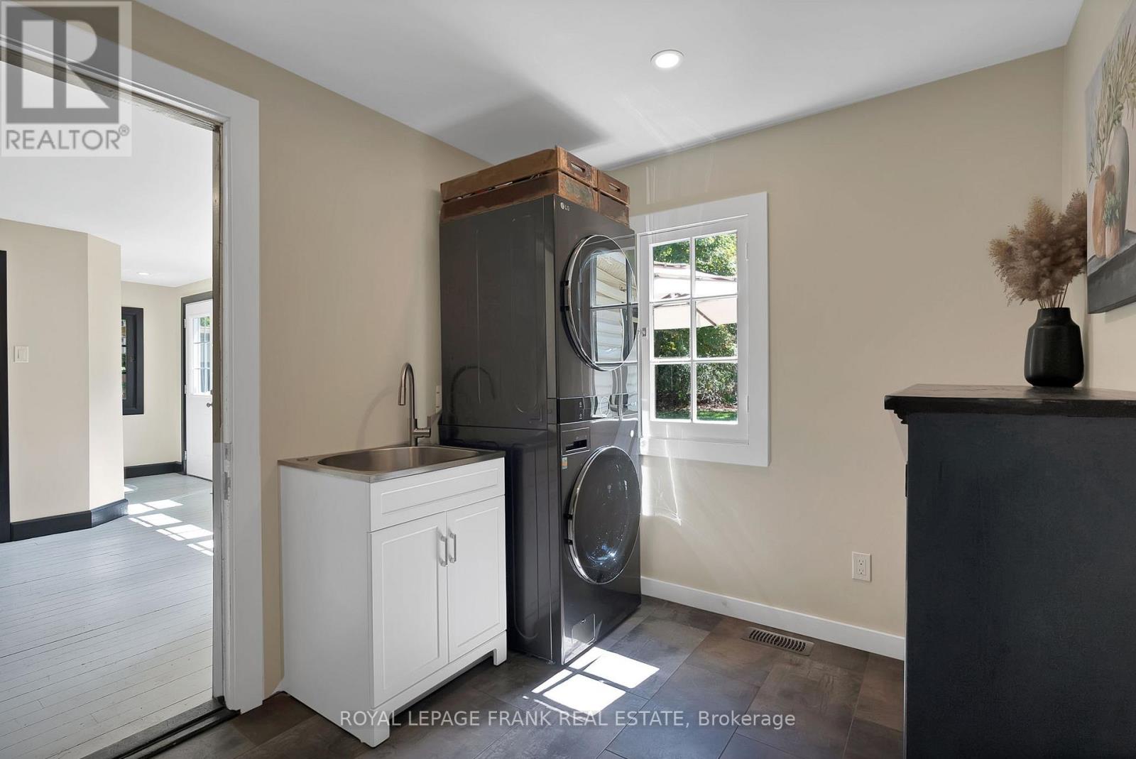 5 Glenelg Street E, Kawartha Lakes (Lindsay), Ontario  K9V 1Y5 - Photo 24 - X12403506