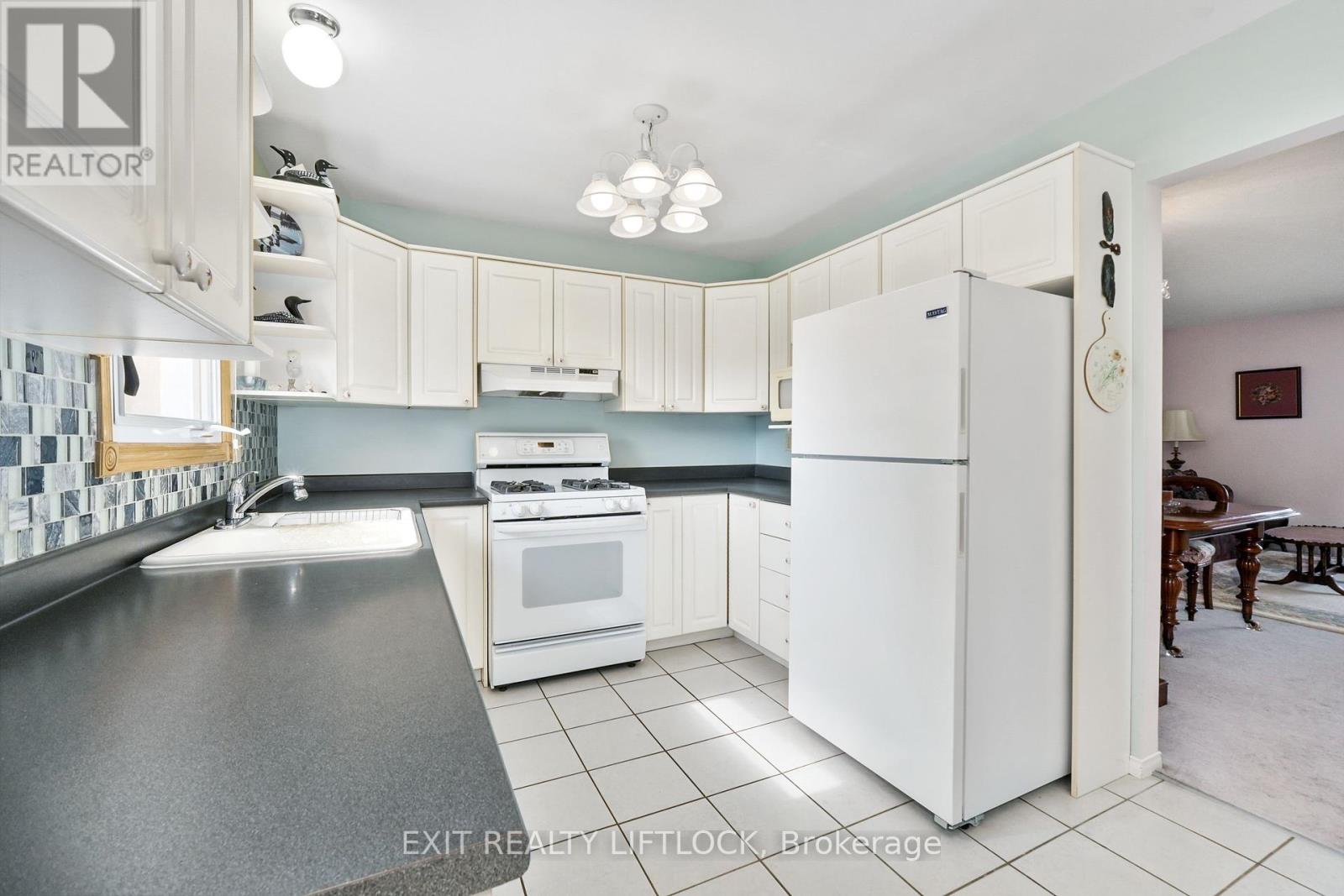 12 Victoria Avenue, Smith-Ennismore-Lakefield (Lakefield), Ontario  K0L 2H0 - Photo 22 - X12403946