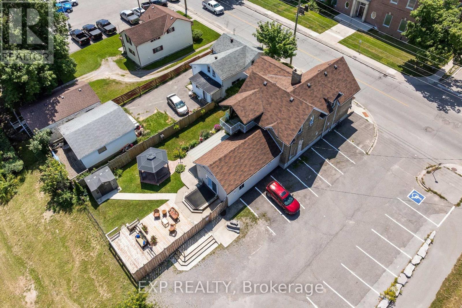 104 William Street N, Kawartha Lakes (Lindsay), Ontario  K9V 4A5 - Photo 2 - X12404577
