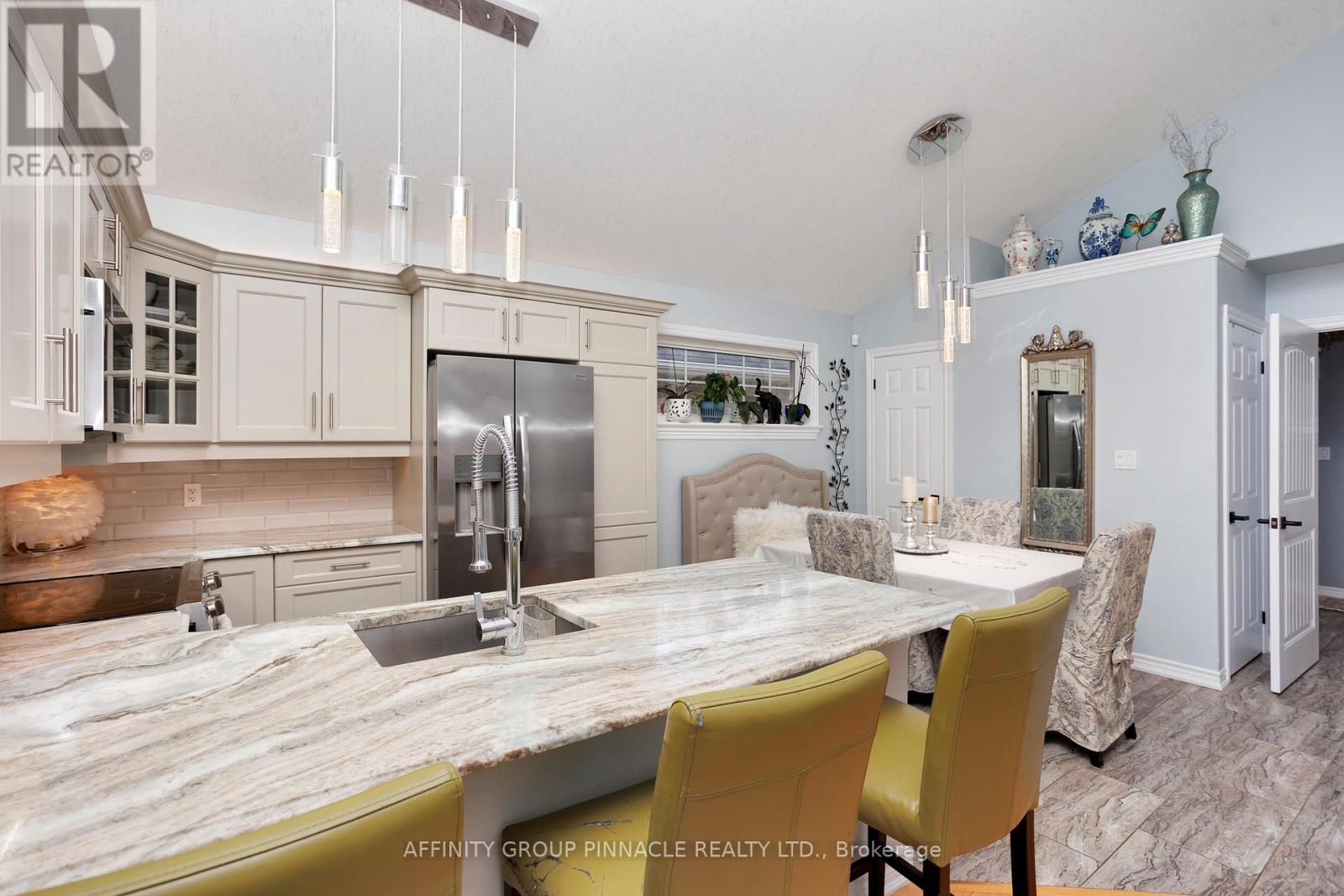 16 Beall Street, Kawartha Lakes (Lindsay), Ontario  K9V 6J6 - Photo 13 - X12404904