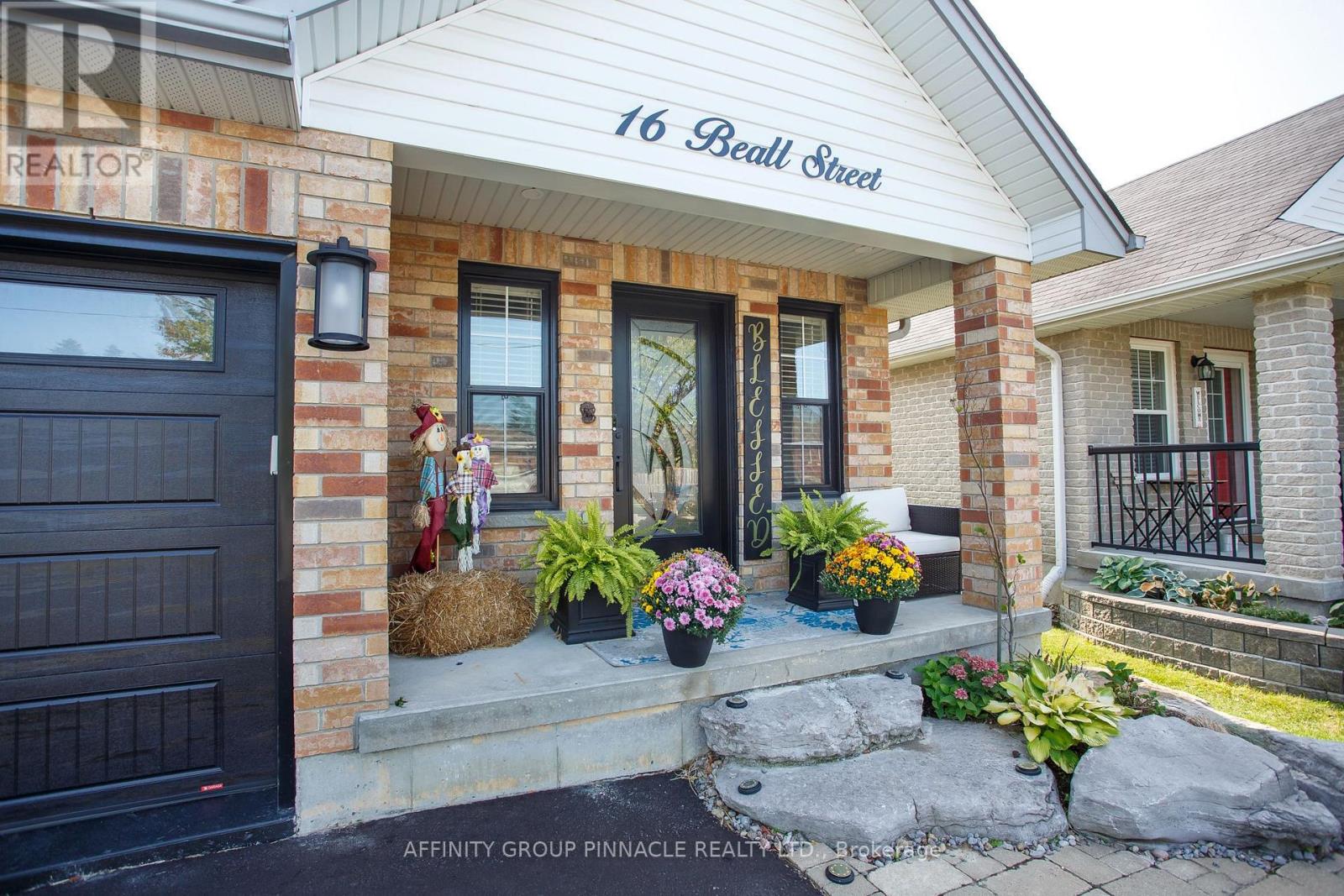 16 Beall Street, Kawartha Lakes (Lindsay), Ontario  K9V 6J6 - Photo 2 - X12404904