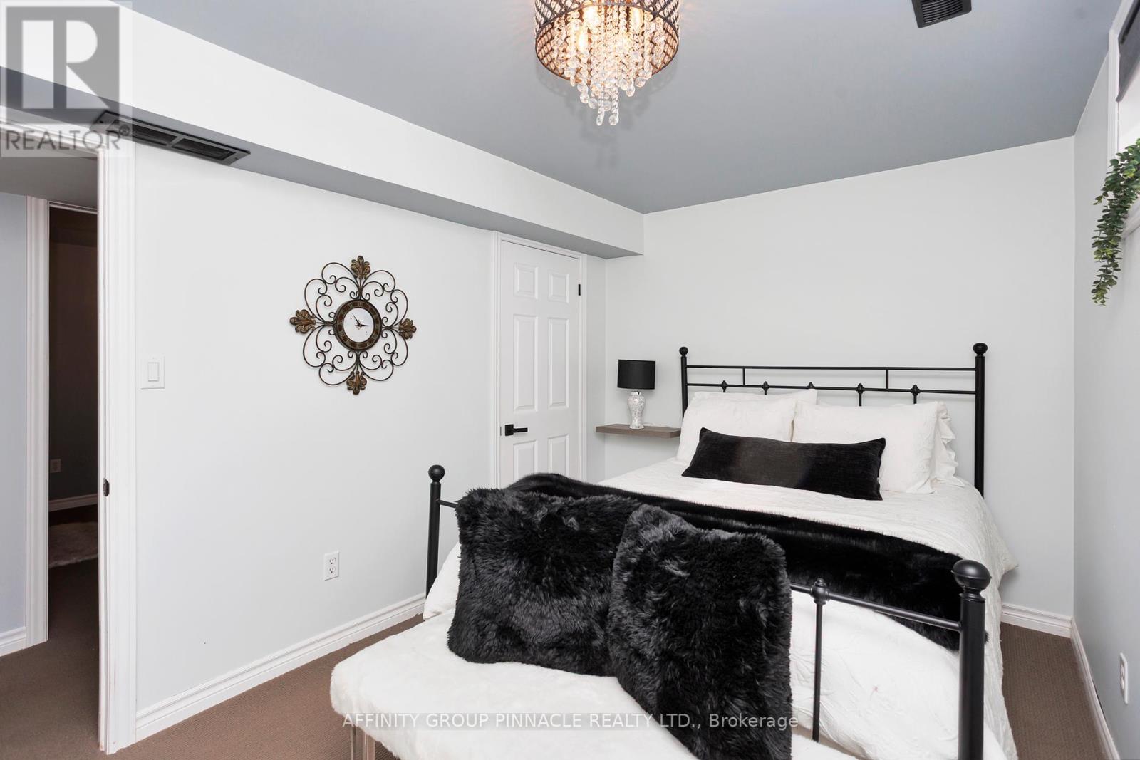 16 Beall Street, Kawartha Lakes (Lindsay), Ontario  K9V 6J6 - Photo 28 - X12404904