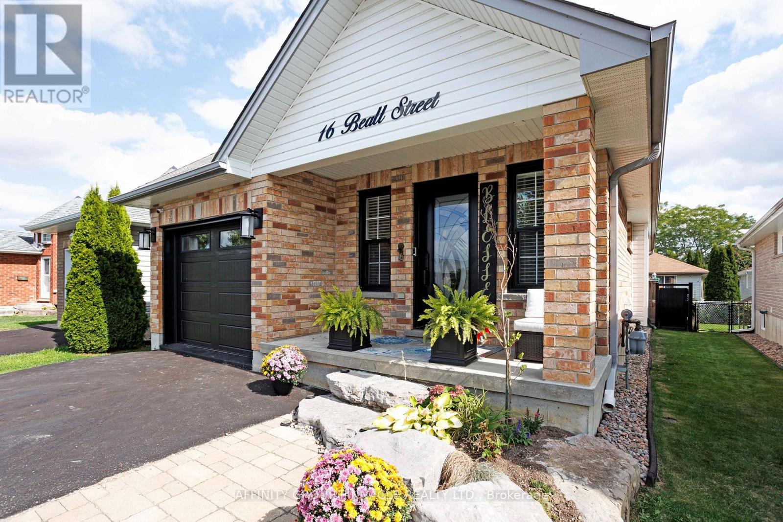 16 Beall Street, Kawartha Lakes (Lindsay), Ontario  K9V 6J6 - Photo 3 - X12404904