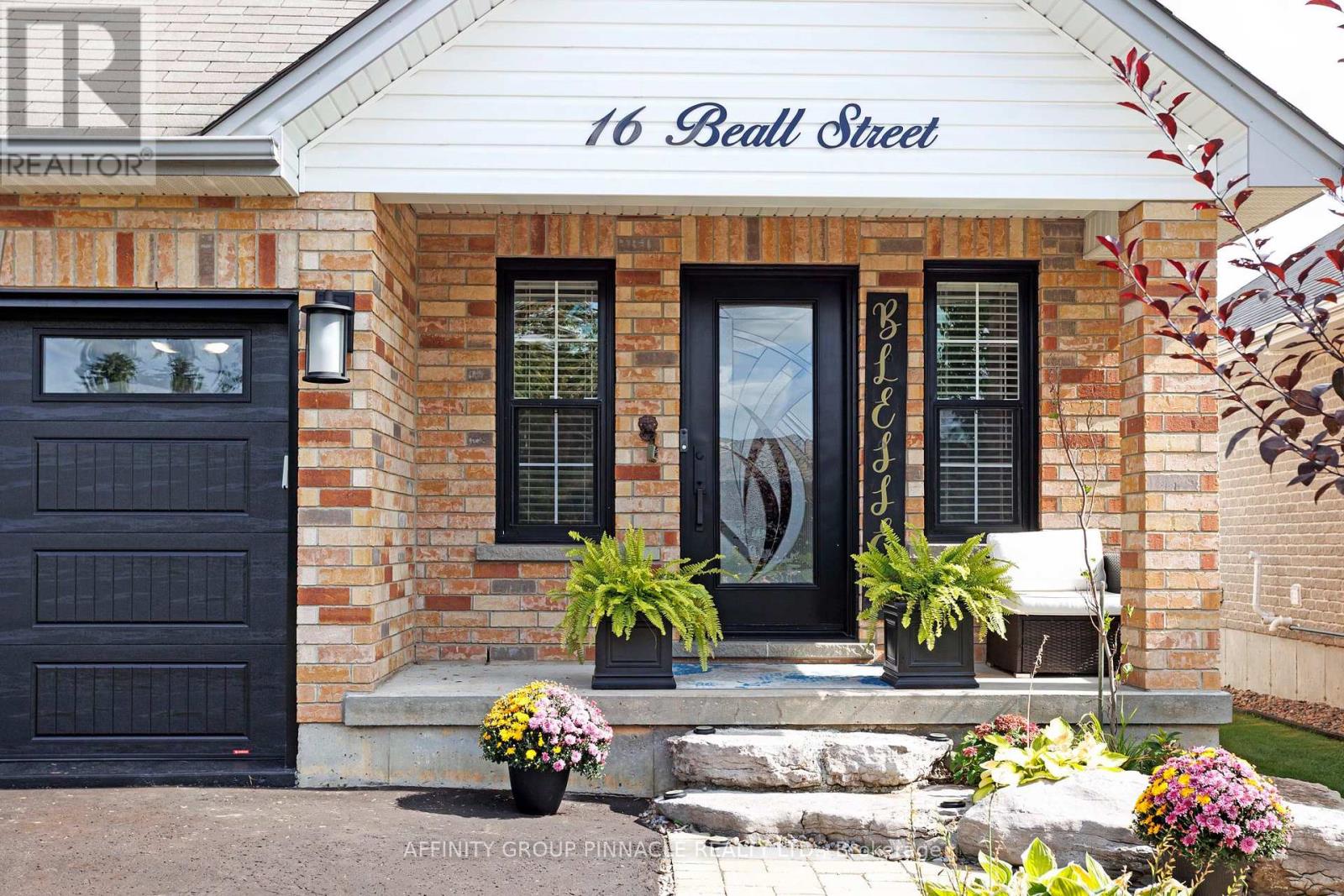 16 Beall Street, Kawartha Lakes (Lindsay), Ontario  K9V 6J6 - Photo 4 - X12404904