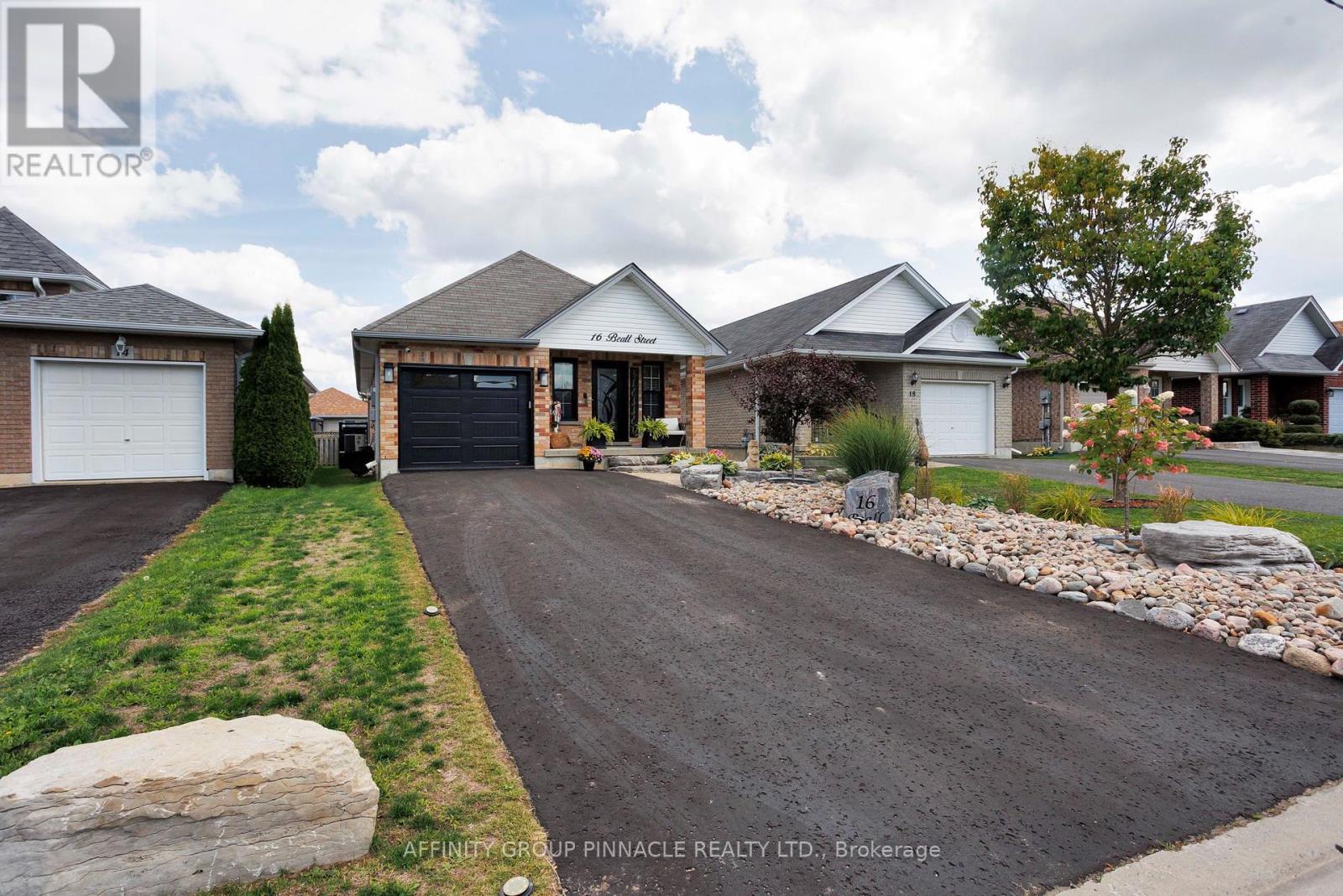 16 Beall Street, Kawartha Lakes (Lindsay), Ontario  K9V 6J6 - Photo 5 - X12404904