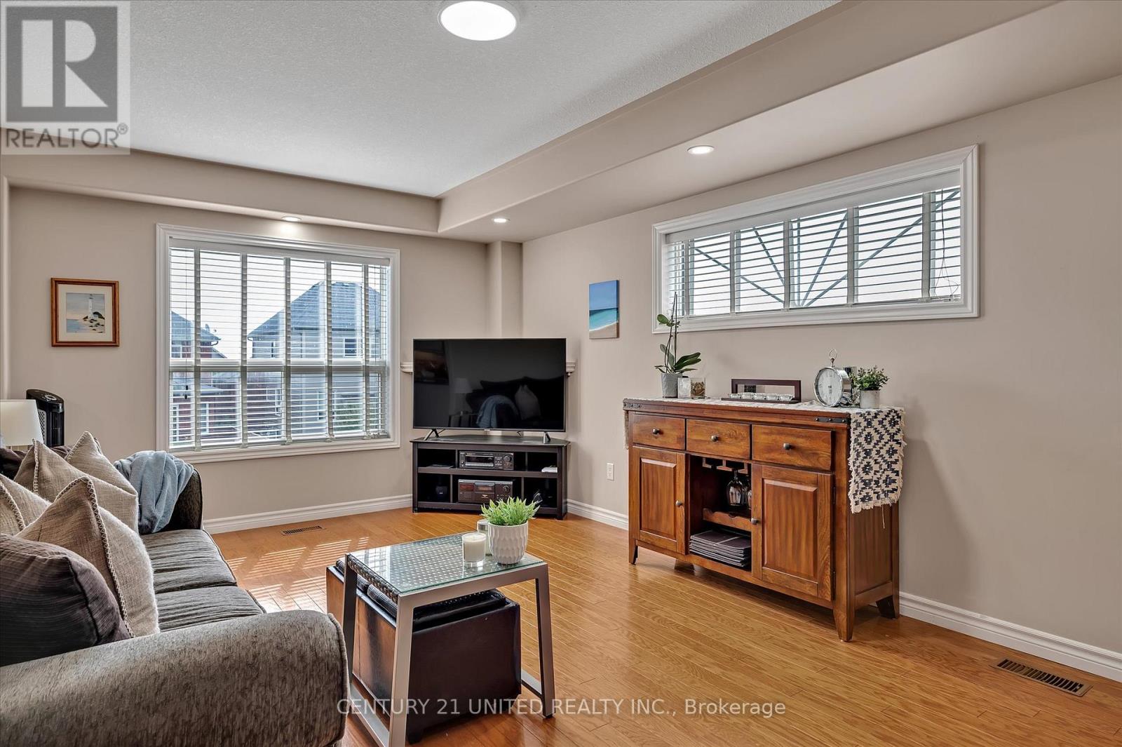 213 Farrier Crescent, Peterborough (Northcrest Ward 5), Ontario  K9L 0A6 - Photo 16 - X12404998