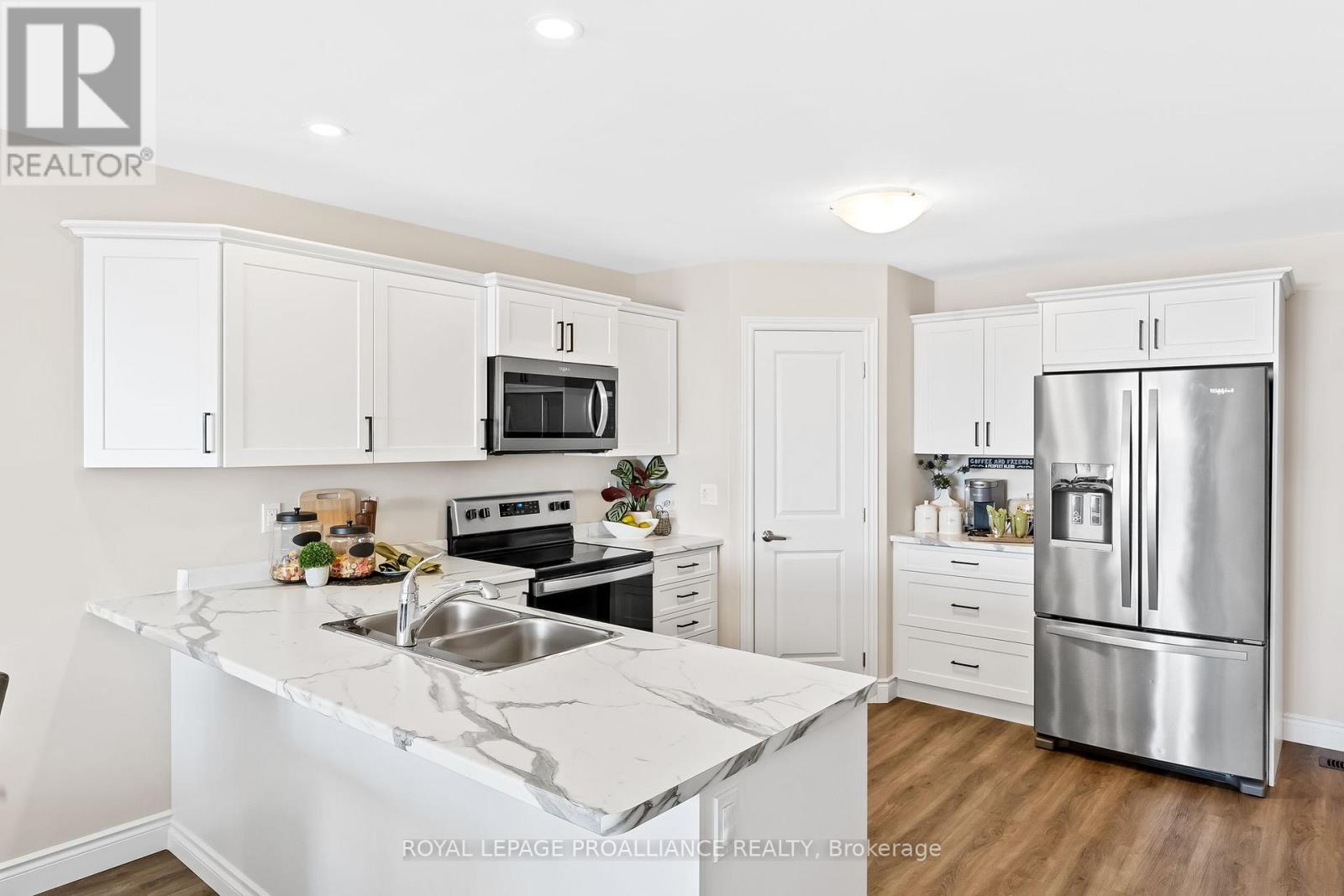 6 Ferris Court, Trent Hills (Campbellford), Ontario  K0L 1L0 - Photo 4 - X12405196