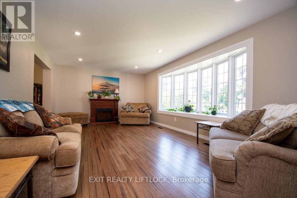 1456 Firwood Crescent, Peterborough (Monaghan Ward 2), Ontario  K9K 1J1 - Photo 4 - X12405915