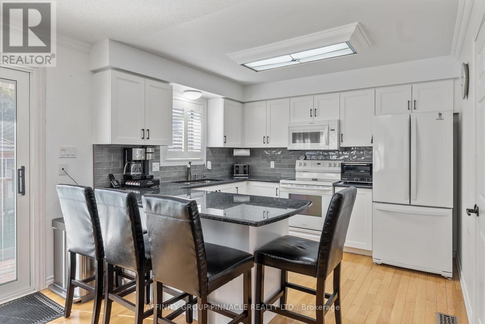 17 Wood Court, Kawartha Lakes (Lindsay), Ontario  K9V 6J4 - Photo 11 - X12407027