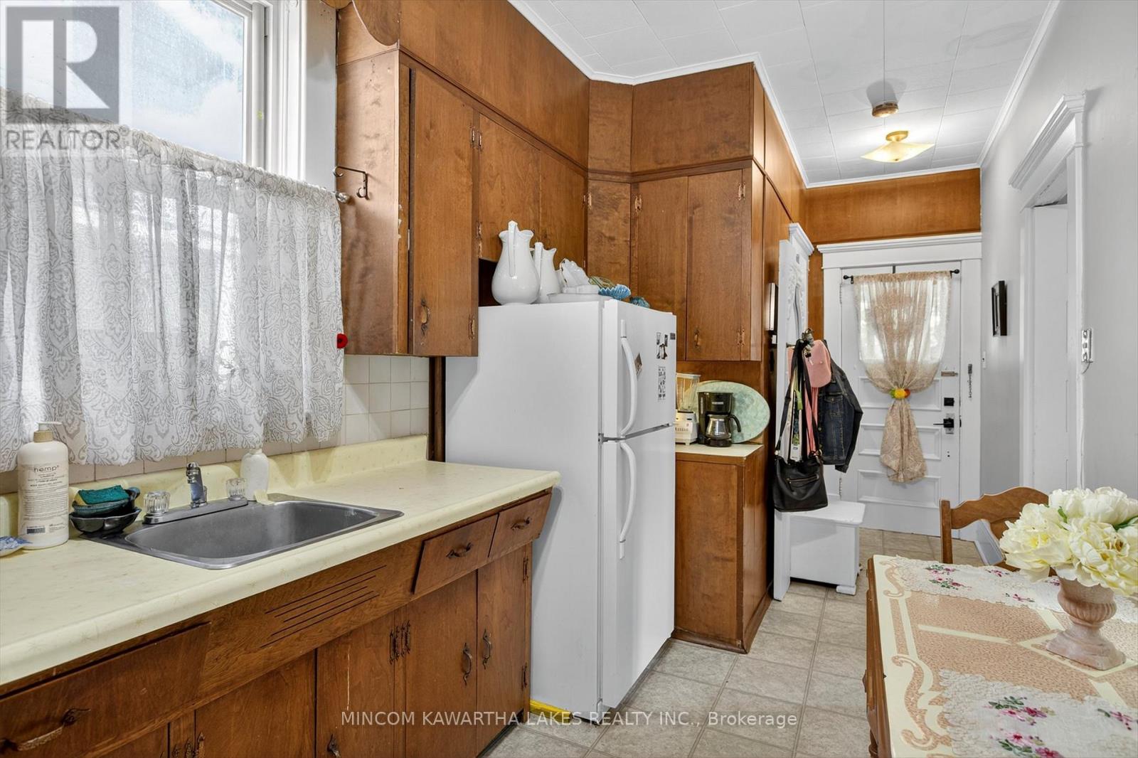 218 Aylmer Street N, Peterborough (Town Ward 3), Ontario  K9J 3K4 - Photo 6 - X12407271