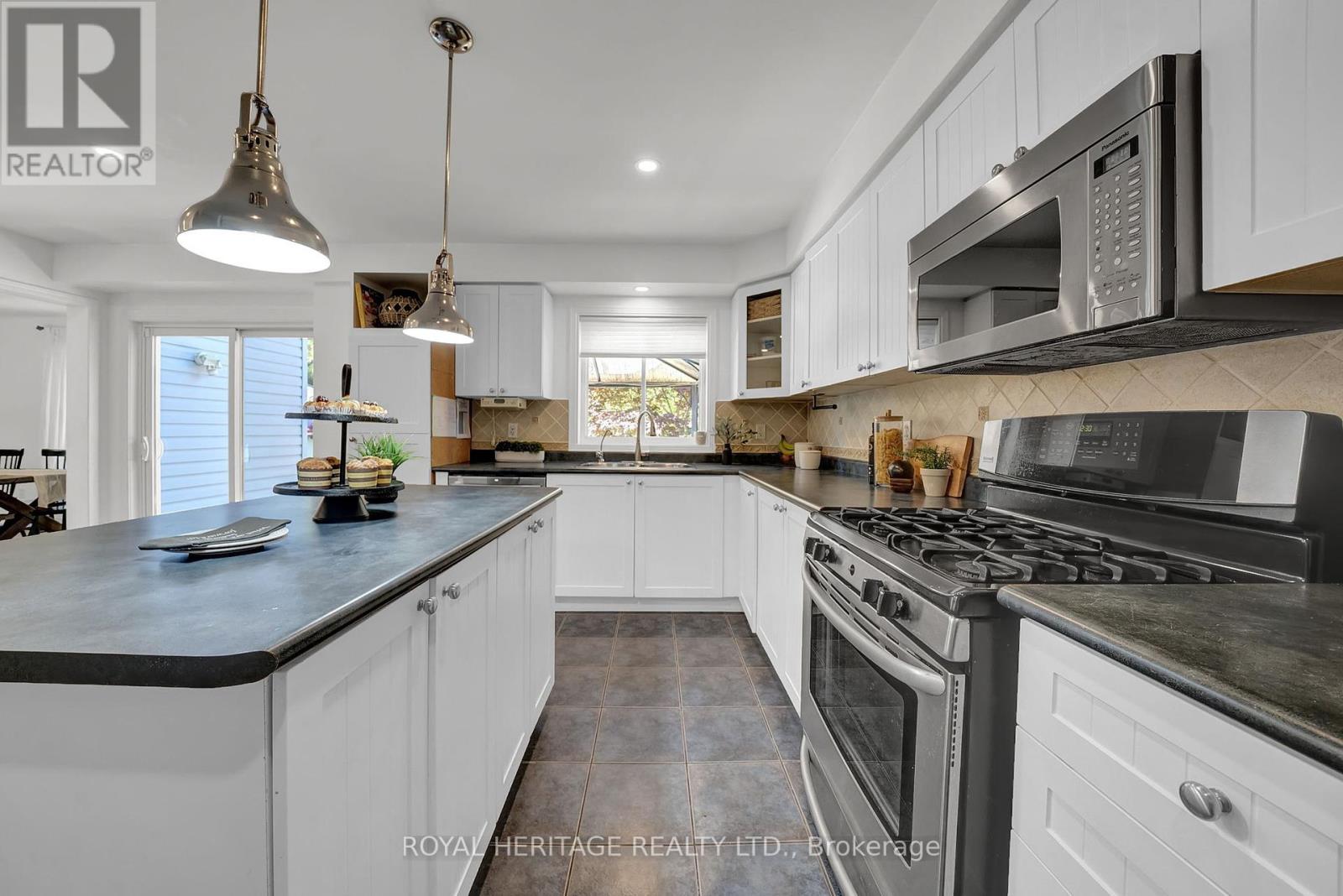 74 Stillwell Lane, Clarington (Newcastle), Ontario  L1B 1R4 - Photo 14 - E12409231