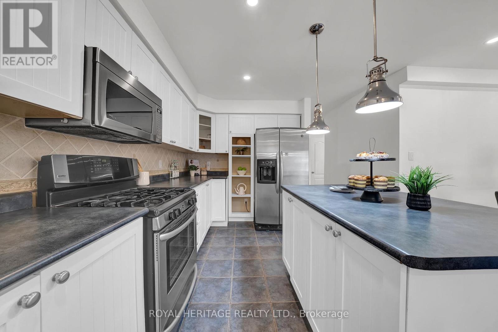 74 Stillwell Lane, Clarington (Newcastle), Ontario  L1B 1R4 - Photo 15 - E12409231