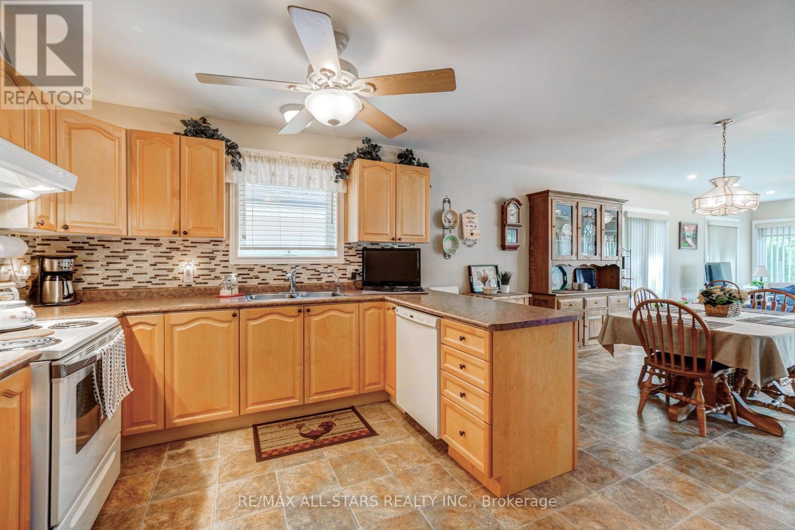 45 Lori Boulevard, Kawartha Lakes (Lindsay), Ontario  K9V 6B6 - Photo 11 - X12409390