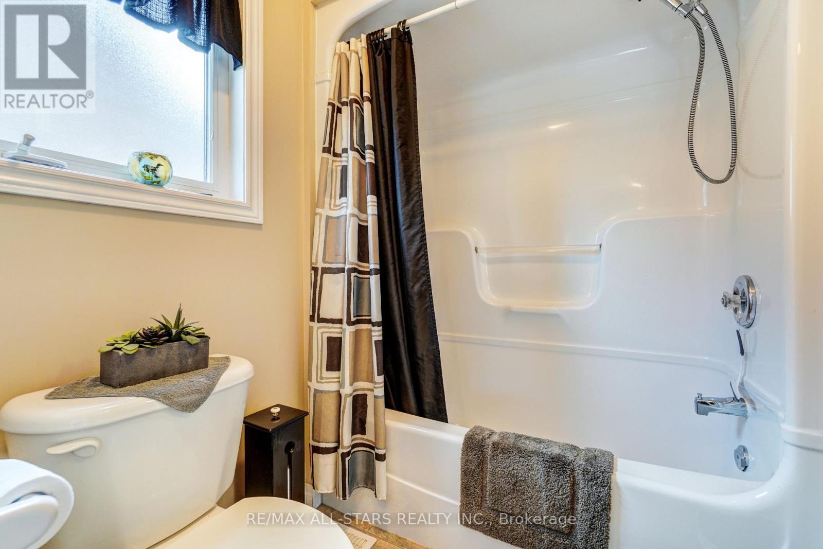 45 Lori Boulevard, Kawartha Lakes (Lindsay), Ontario  K9V 6B6 - Photo 22 - X12409390