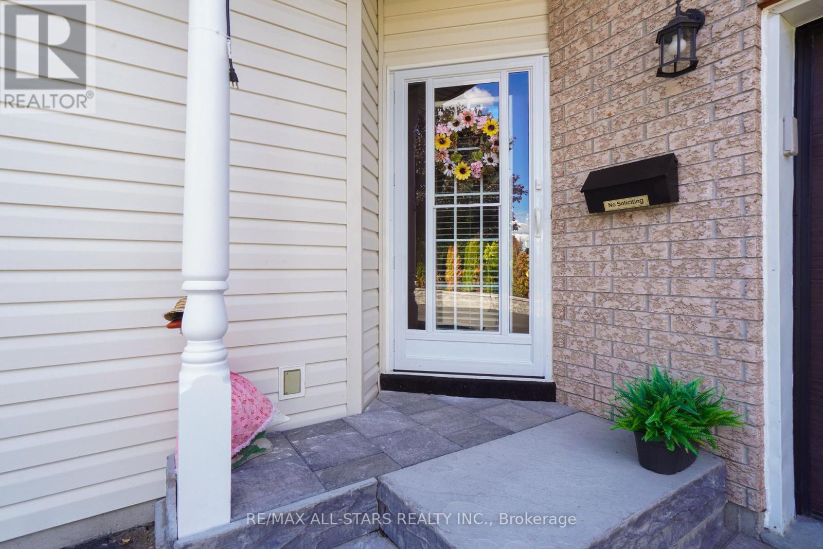 45 Lori Boulevard, Kawartha Lakes (Lindsay), Ontario  K9V 6B6 - Photo 5 - X12409390