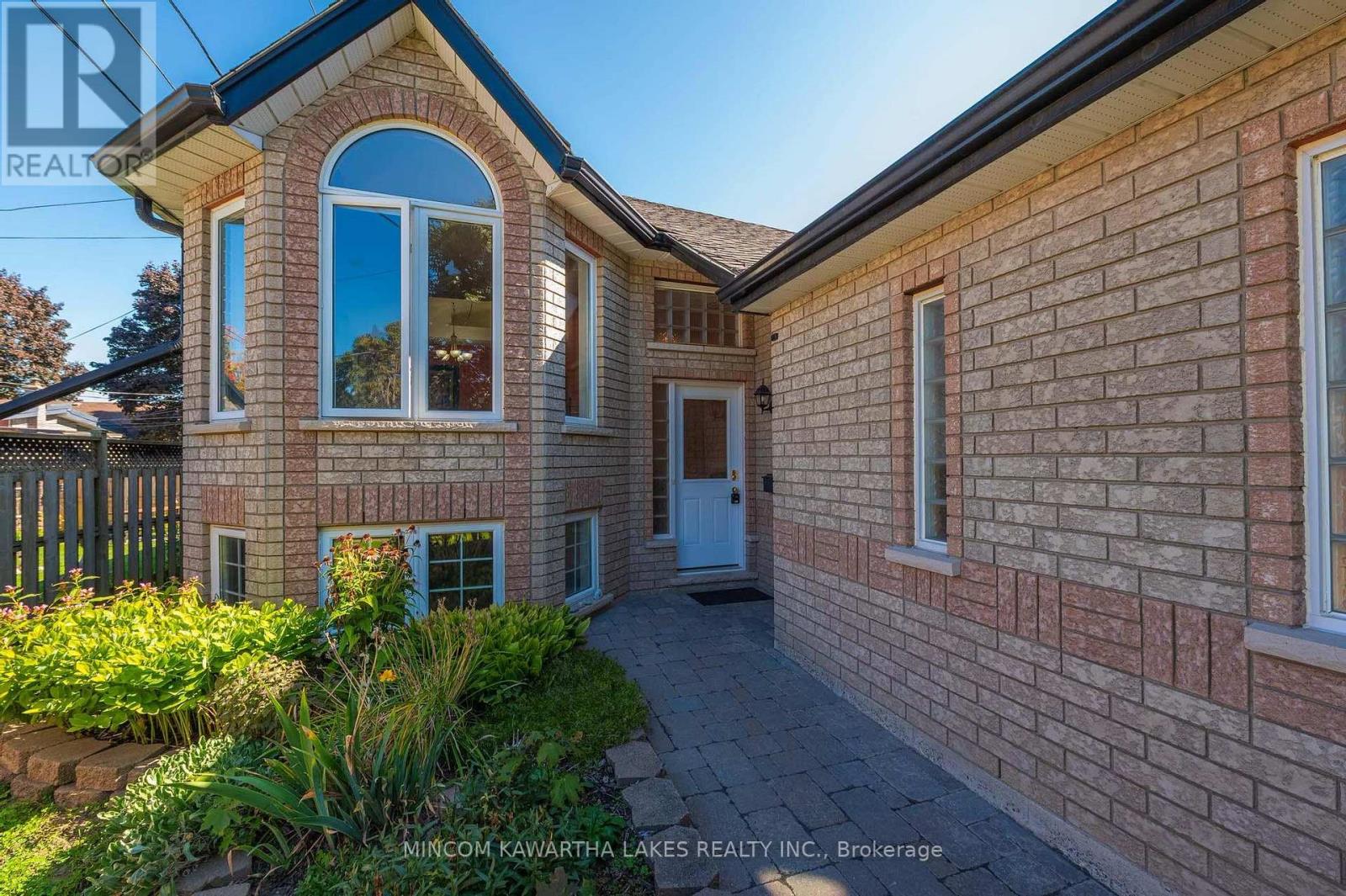 850 Hemlock Street, Peterborough (Northcrest Ward 5), Ontario  K9H 7P2 - Photo 2 - X12409772
