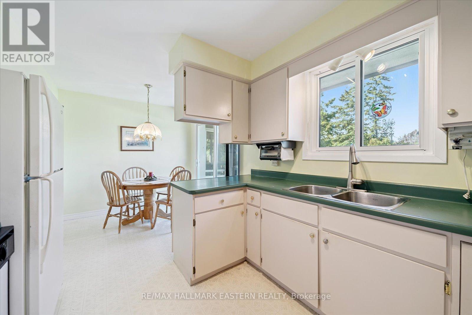 33 Springbrook Drive, Peterborough (Monaghan Ward 2), Ontario  K9J 1L3 - Photo 19 - X12410518