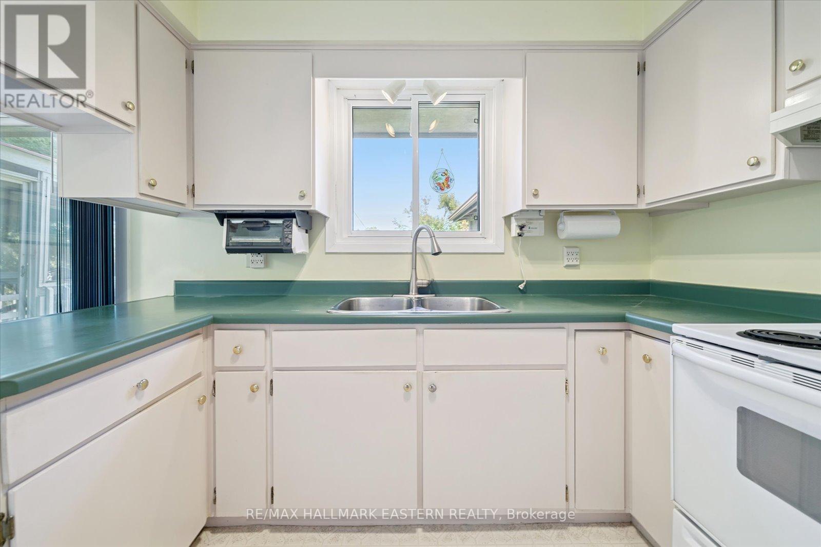 33 Springbrook Drive, Peterborough (Monaghan Ward 2), Ontario  K9J 1L3 - Photo 20 - X12410518