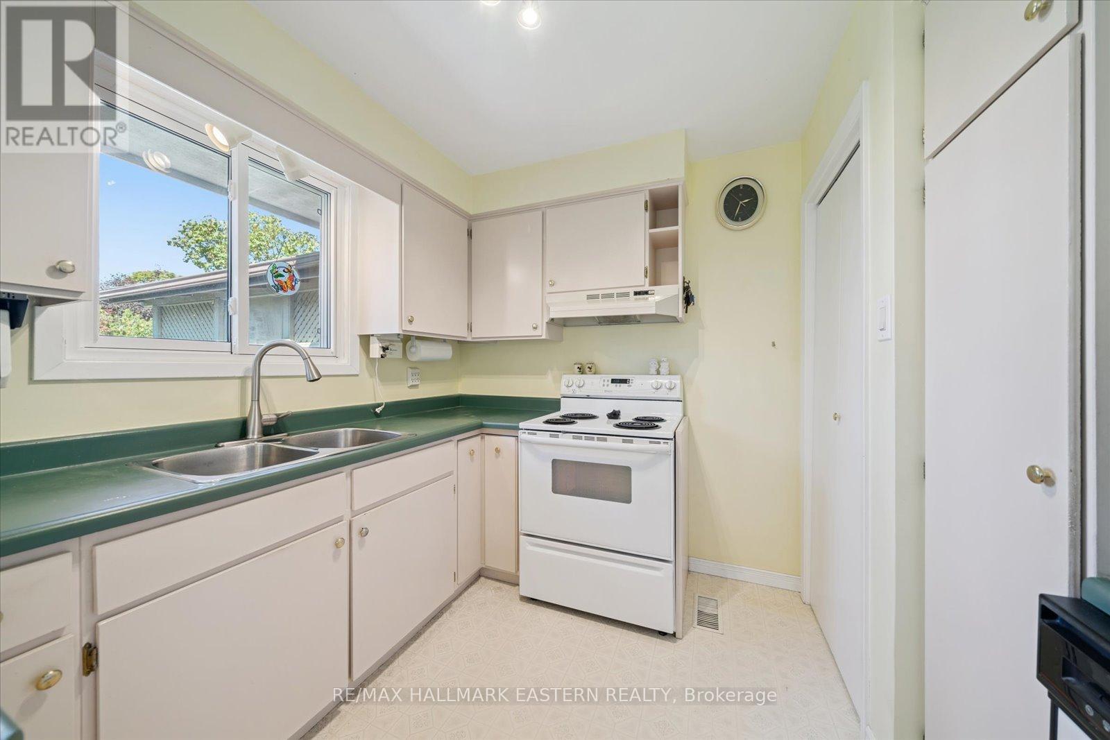 33 Springbrook Drive, Peterborough (Monaghan Ward 2), Ontario  K9J 1L3 - Photo 21 - X12410518
