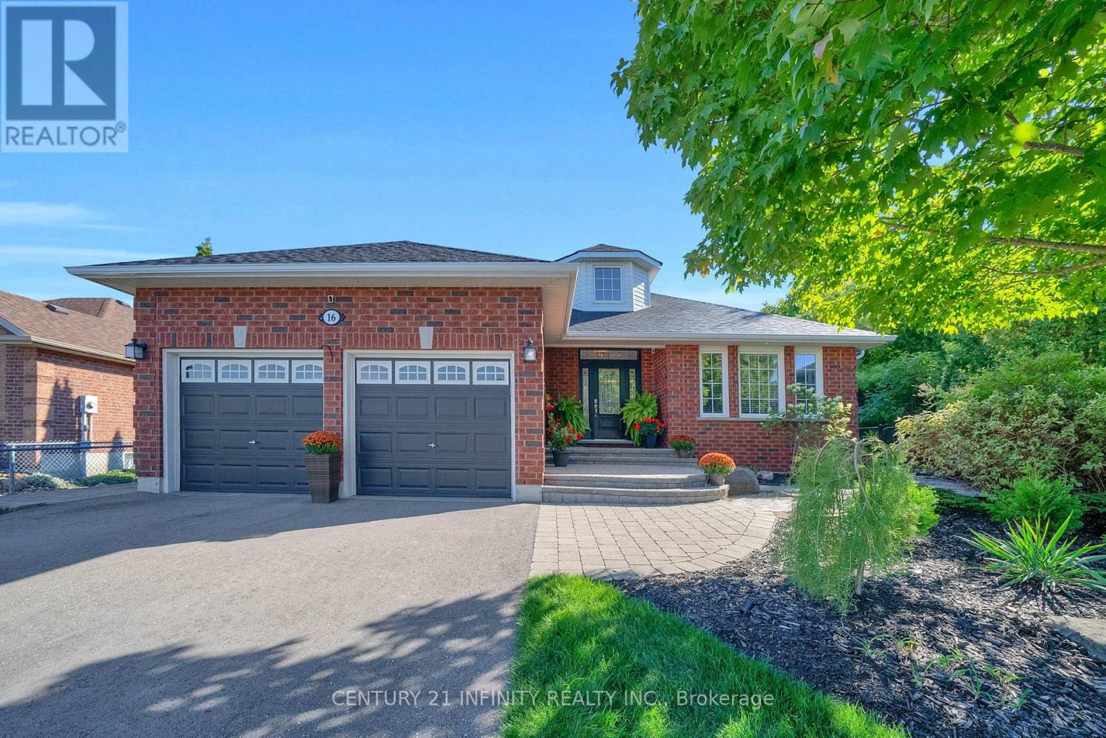 16 Lori Boulevard, Kawartha Lakes (Lindsay), Ontario  K9V 6B6 - Photo 2 - X12411340