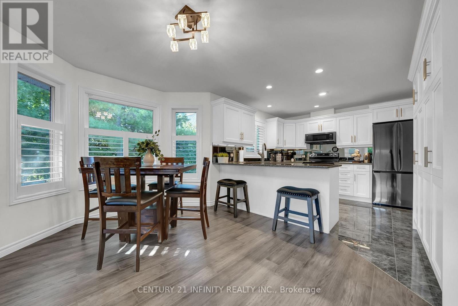 16 Lori Boulevard, Kawartha Lakes (Lindsay), Ontario  K9V 6B6 - Photo 6 - X12411340