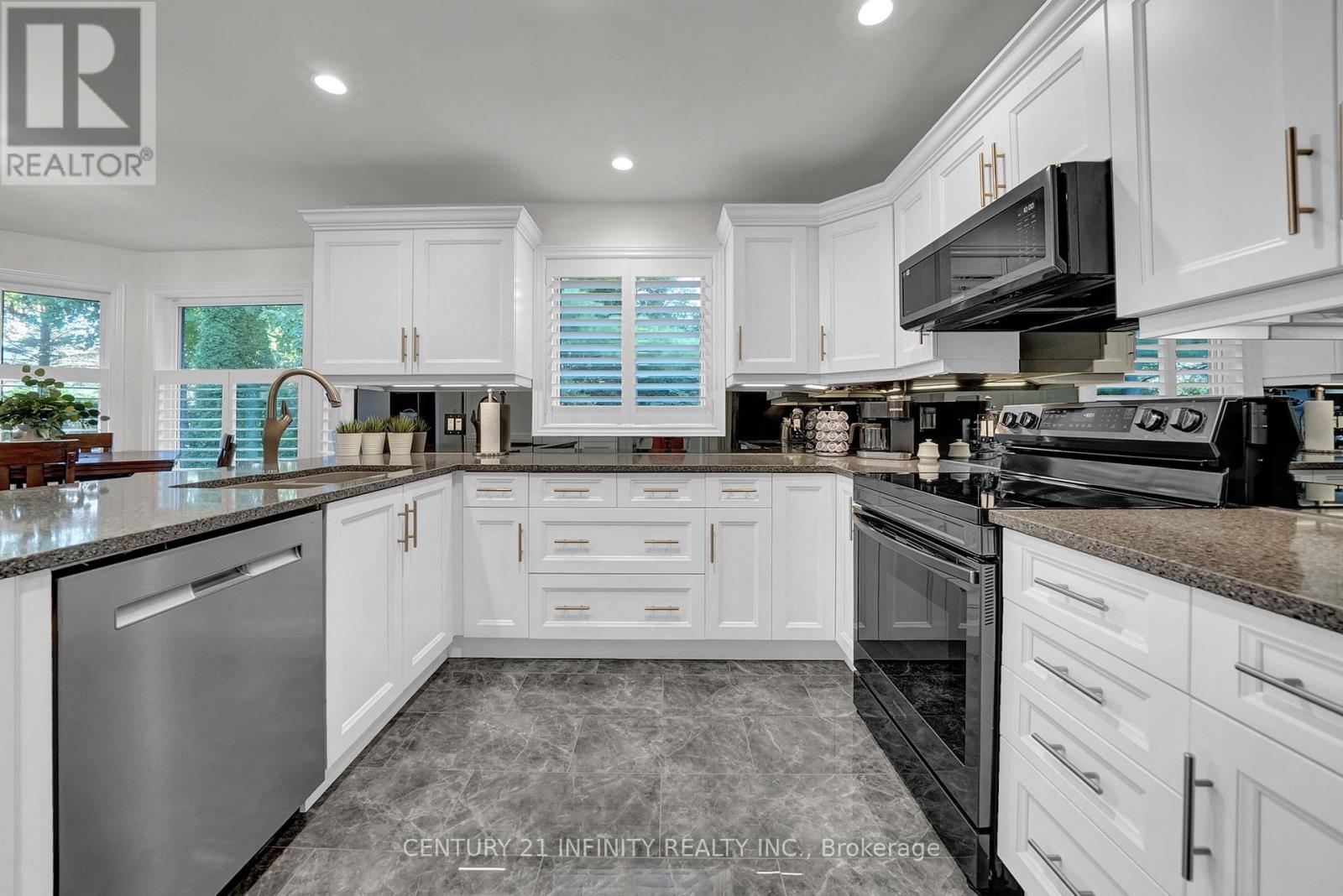 16 Lori Boulevard, Kawartha Lakes (Lindsay), Ontario  K9V 6B6 - Photo 7 - X12411340
