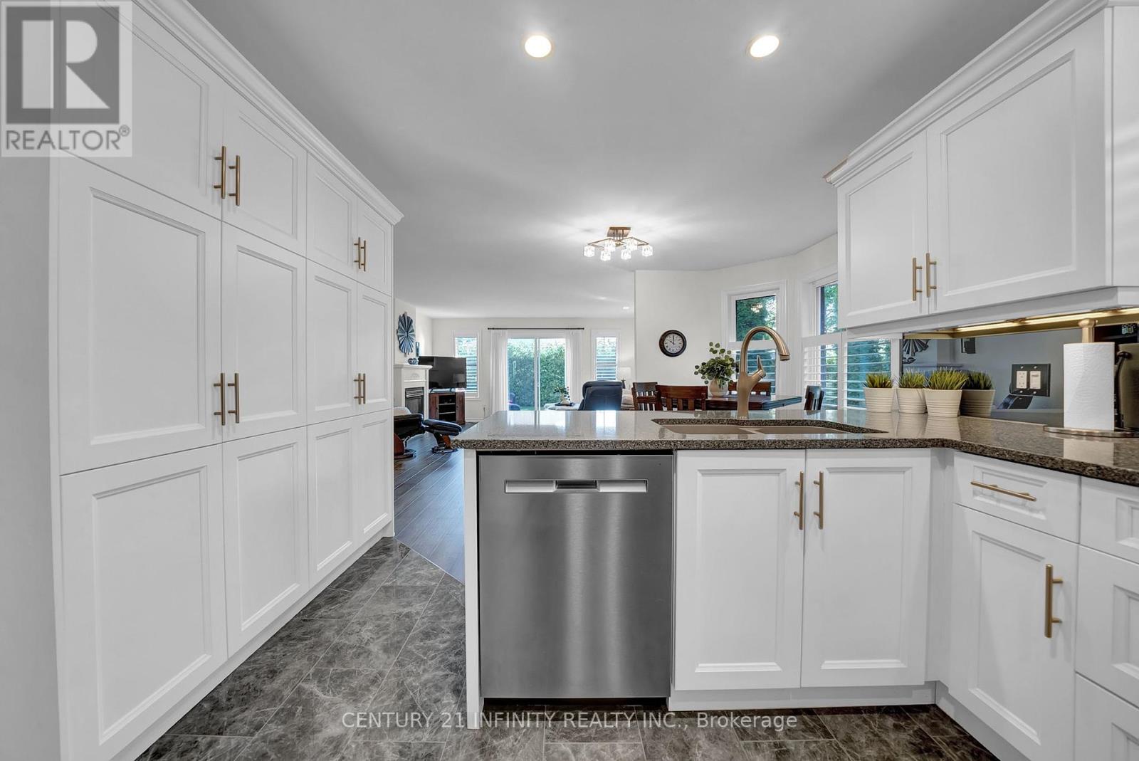 16 Lori Boulevard, Kawartha Lakes (Lindsay), Ontario  K9V 6B6 - Photo 8 - X12411340