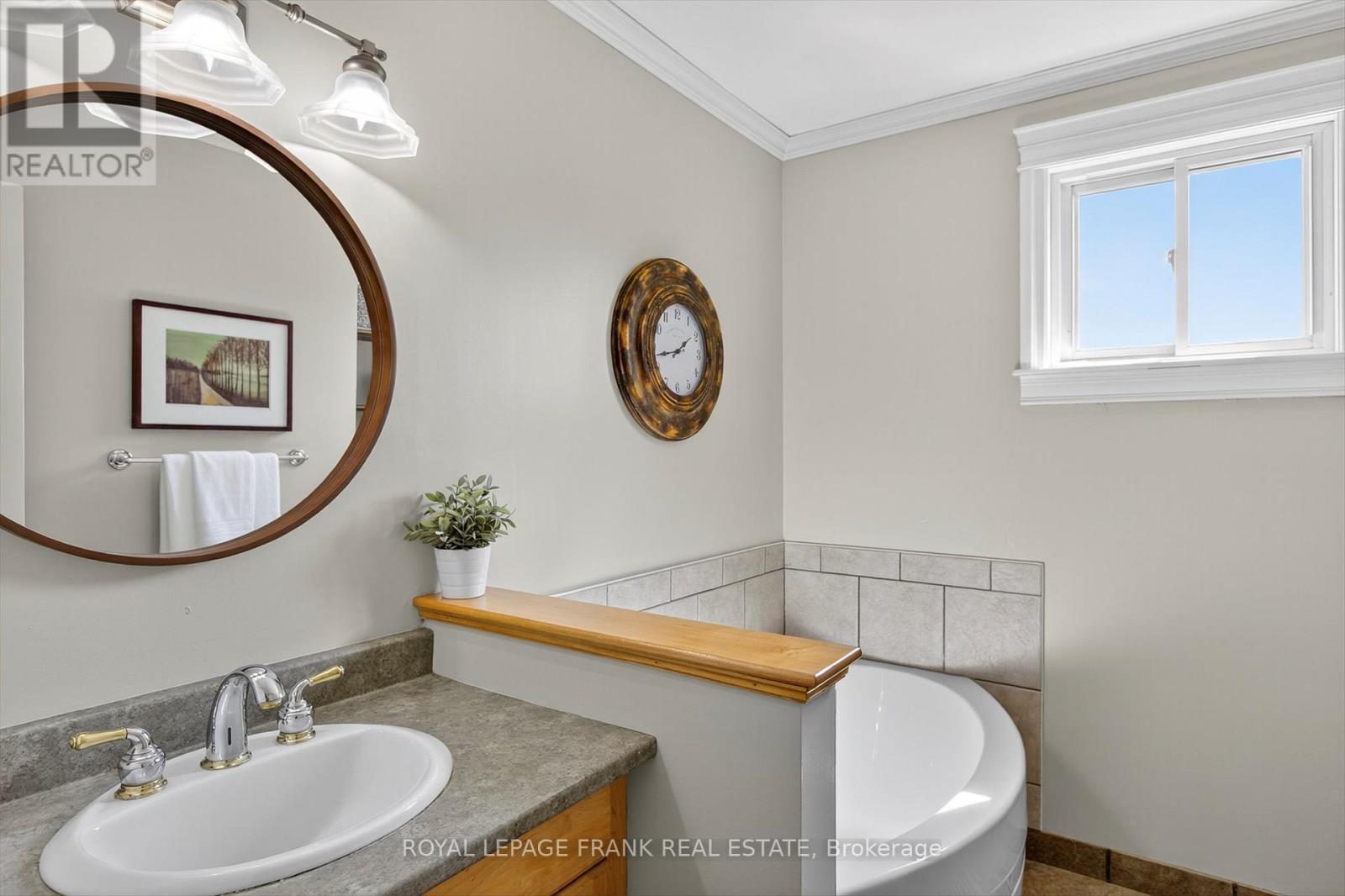 948 Golfview Road, Peterborough (Otonabee Ward 1), Ontario  K9J 7W4 - Photo 16 - X12412318