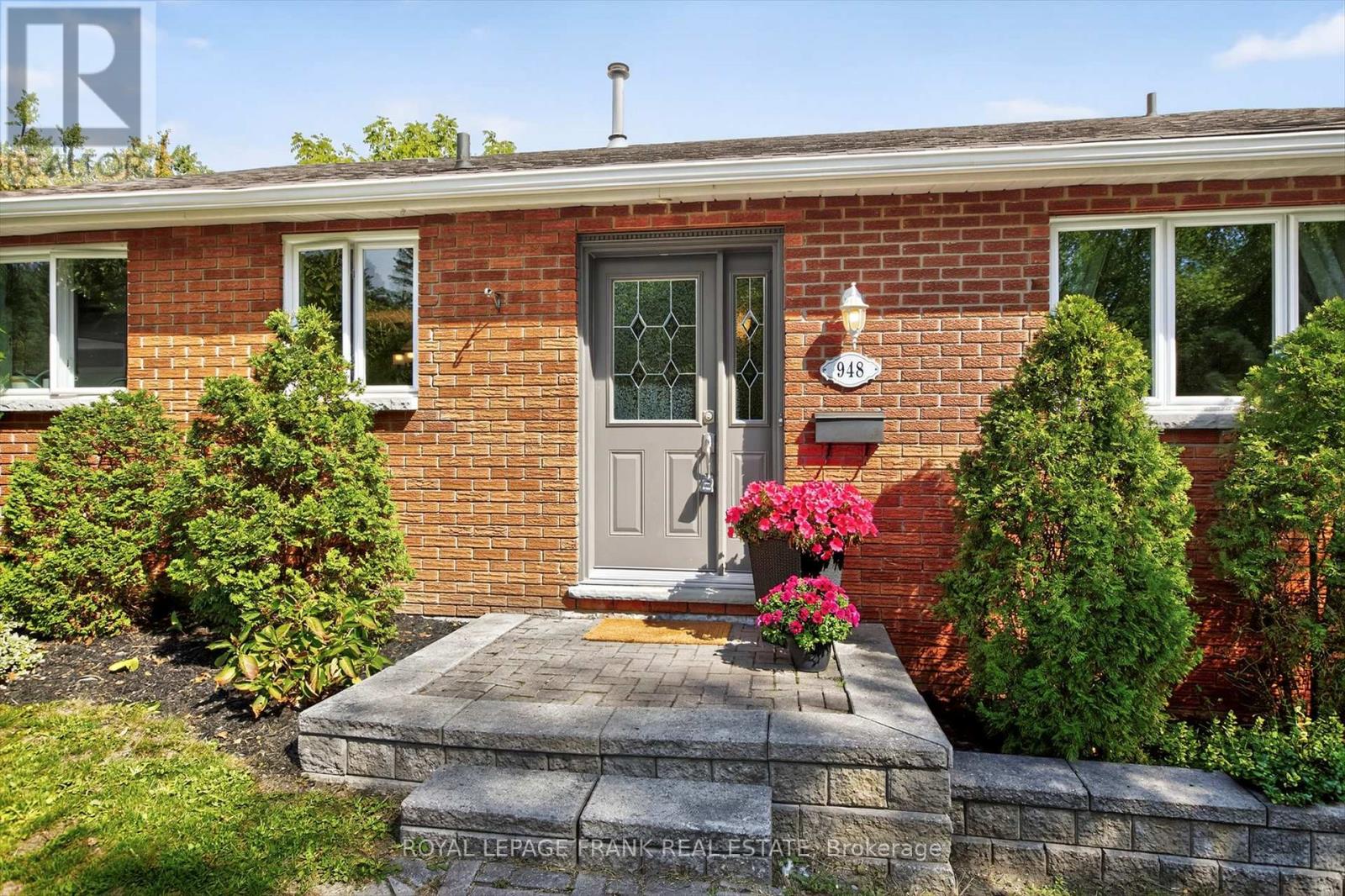 948 Golfview Road, Peterborough (Otonabee Ward 1), Ontario  K9J 7W4 - Photo 3 - X12412318