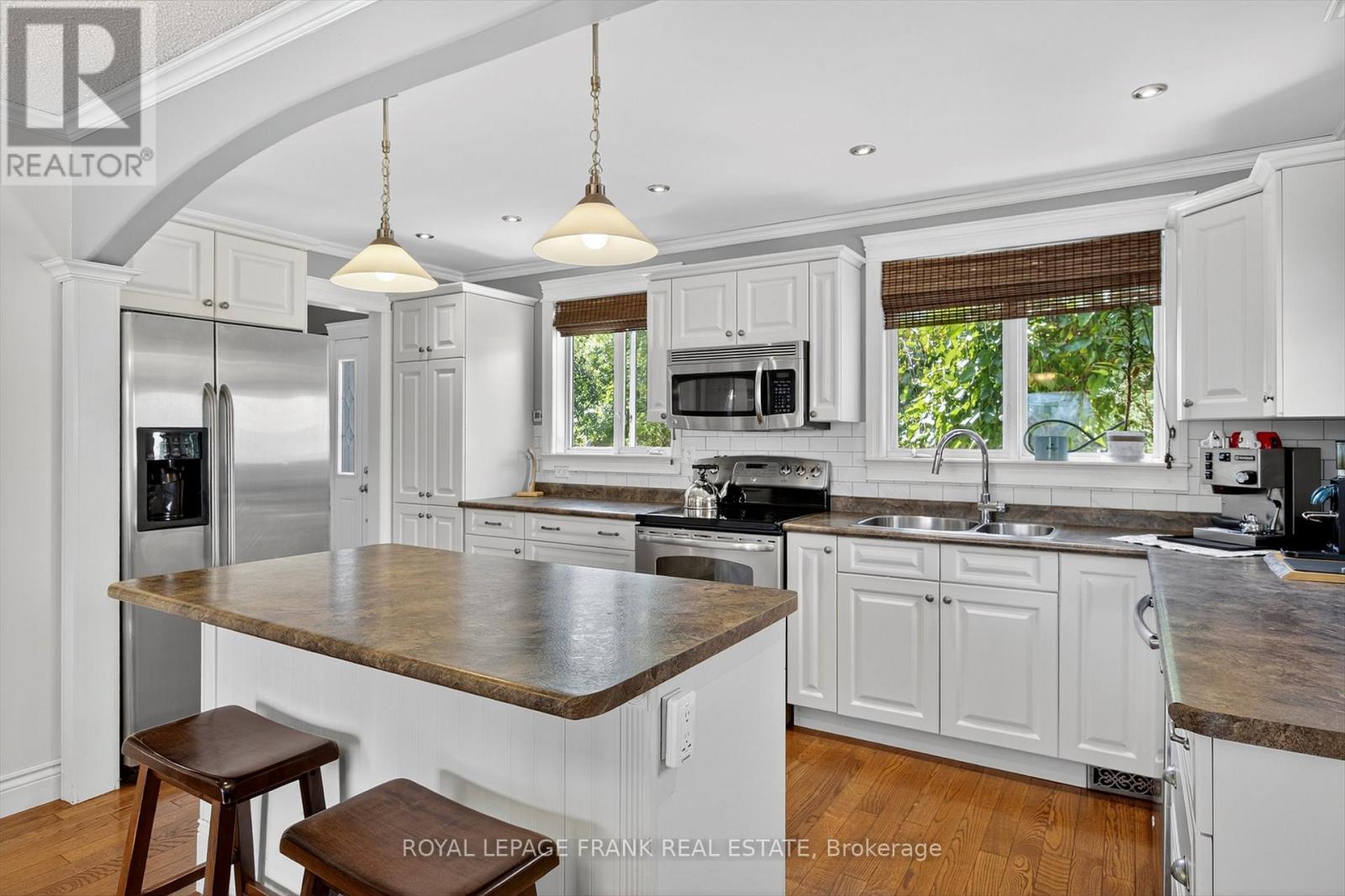 948 Golfview Road, Peterborough (Otonabee Ward 1), Ontario  K9J 7W4 - Photo 5 - X12412318