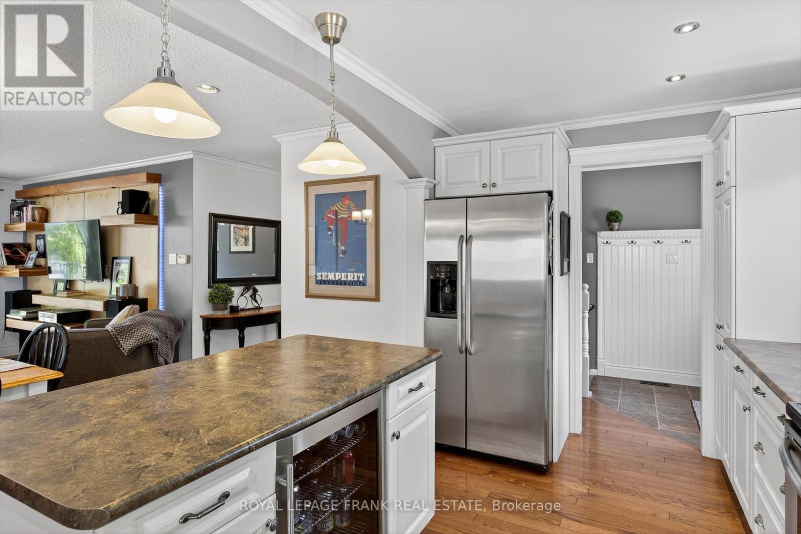 948 Golfview Road, Peterborough (Otonabee Ward 1), Ontario  K9J 7W4 - Photo 8 - X12412318