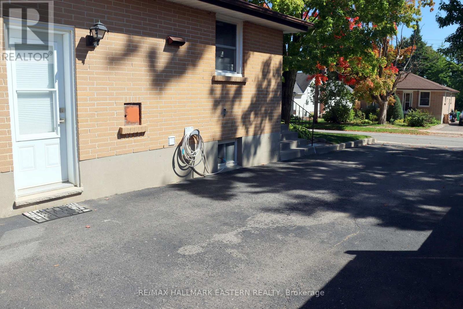 226 Lee Street, Peterborough (Northcrest Ward 5), Ontario  K9H 5N9 - Photo 7 - X12413387