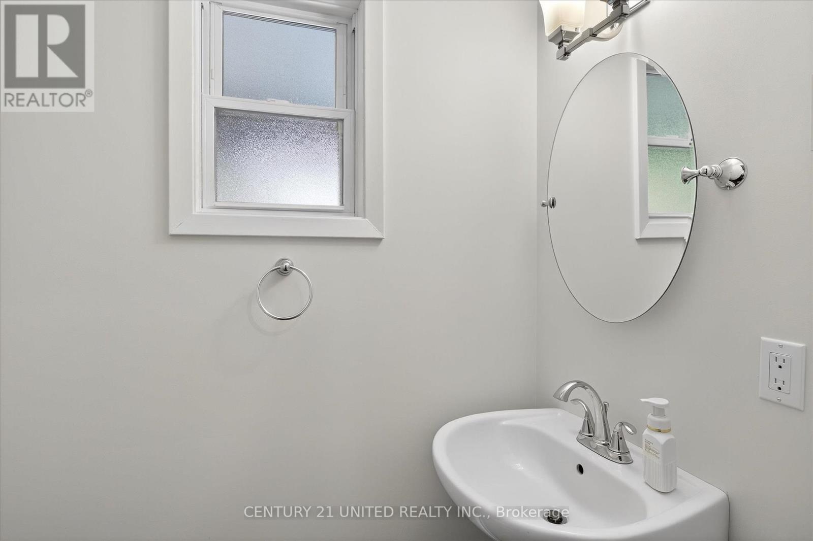 8 Oakwood Crescent, Peterborough (Monaghan Ward 2), Ontario  K9J 1N3 - Photo 22 - X12413641