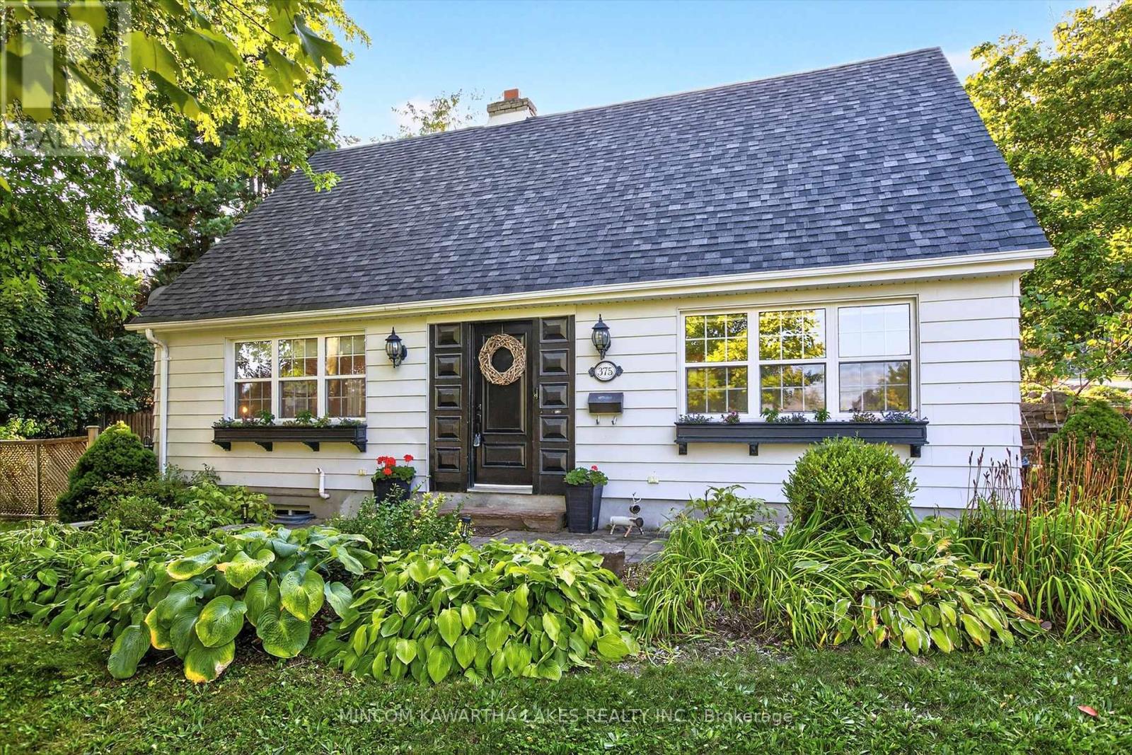 <h3>$689,900</h3><p>375 Albertus Avenue, Peterborough (Town Ward 3), Ontario</p>