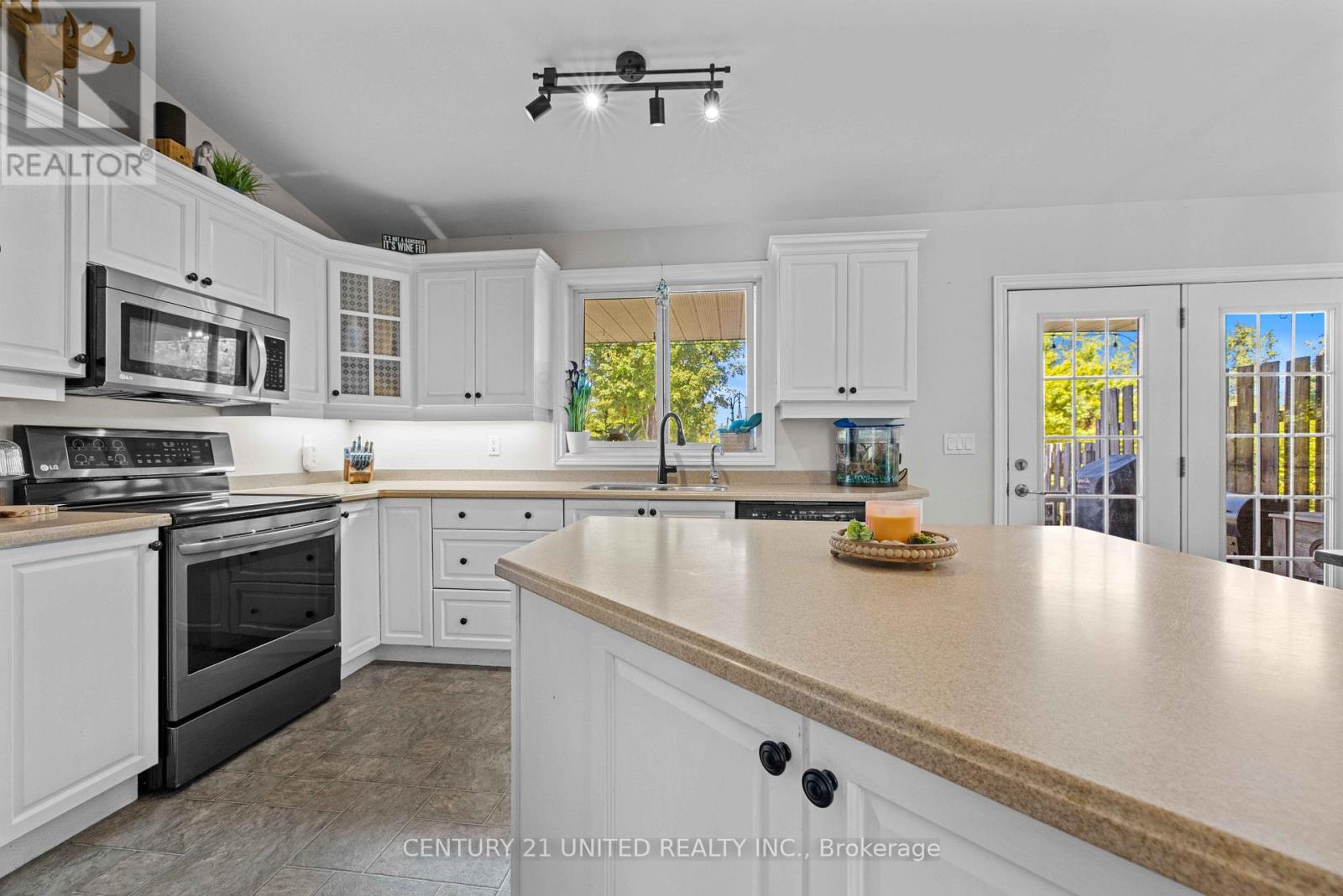 2096 Deer Bay Road, Selwyn, Ontario  K0L 2H0 - Photo 11 - X12414930