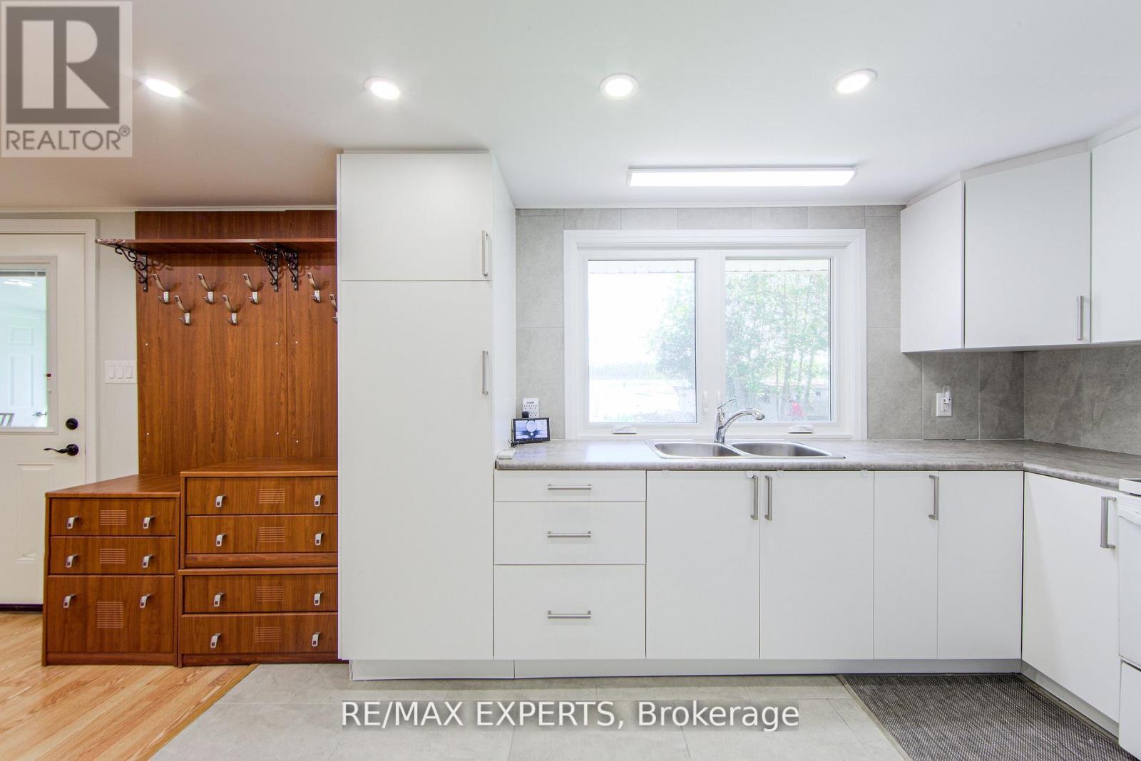 24 Riverside Drive, Kawartha Lakes (Ops), Ontario  K9V 0H6 - Photo 30 - X12419414