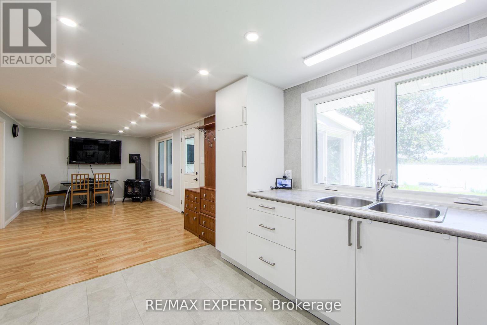 24 Riverside Drive, Kawartha Lakes (Ops), Ontario  K9V 0H6 - Photo 31 - X12419414