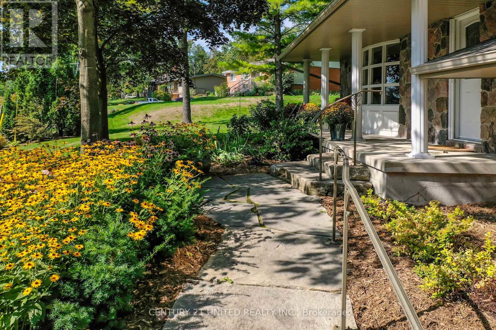 45 Crestwood Avenue, Peterborough (Monaghan Ward 2), Ontario  K9J 1N1 - Photo 11 - X12419689