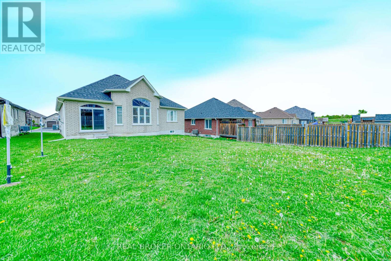 42 Barron Boulevard, Kawartha Lakes (Lindsay), Ontario  K9V 0C4 - Photo 10 - X12422073
