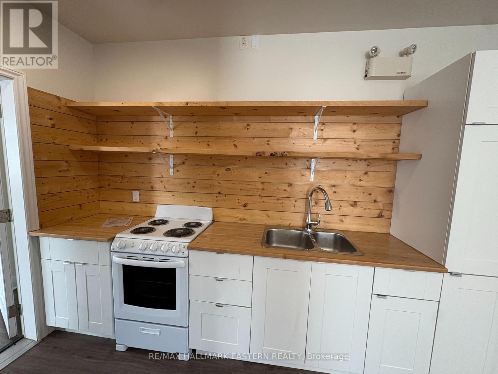 Main Floor - 262 Hunter Street W, Peterborough (Town Ward 3), Ontario  K9H 2L7 - Photo 8 - X12422711