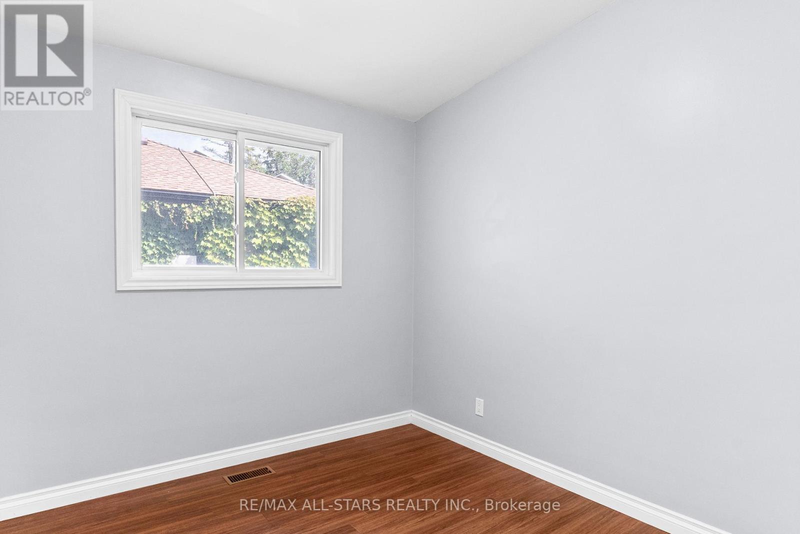 126 Marina Boulevard, Peterborough (Northcrest Ward 5), Ontario  K9H 6M6 - Photo 12 - X12422996