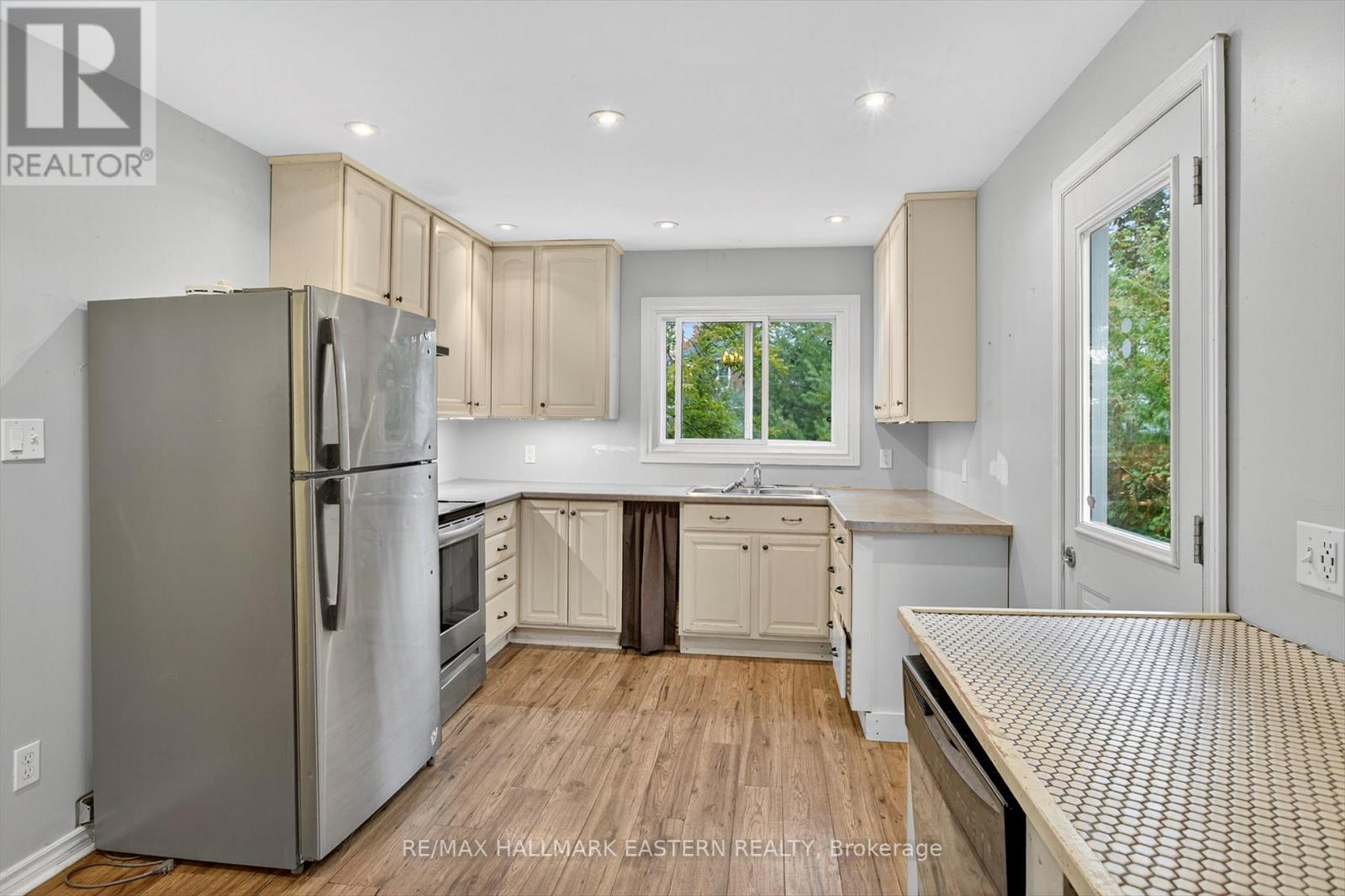 650 Bolivar Street, Peterborough (Town Ward 3), Ontario  K9J 4S2 - Photo 11 - X12423886